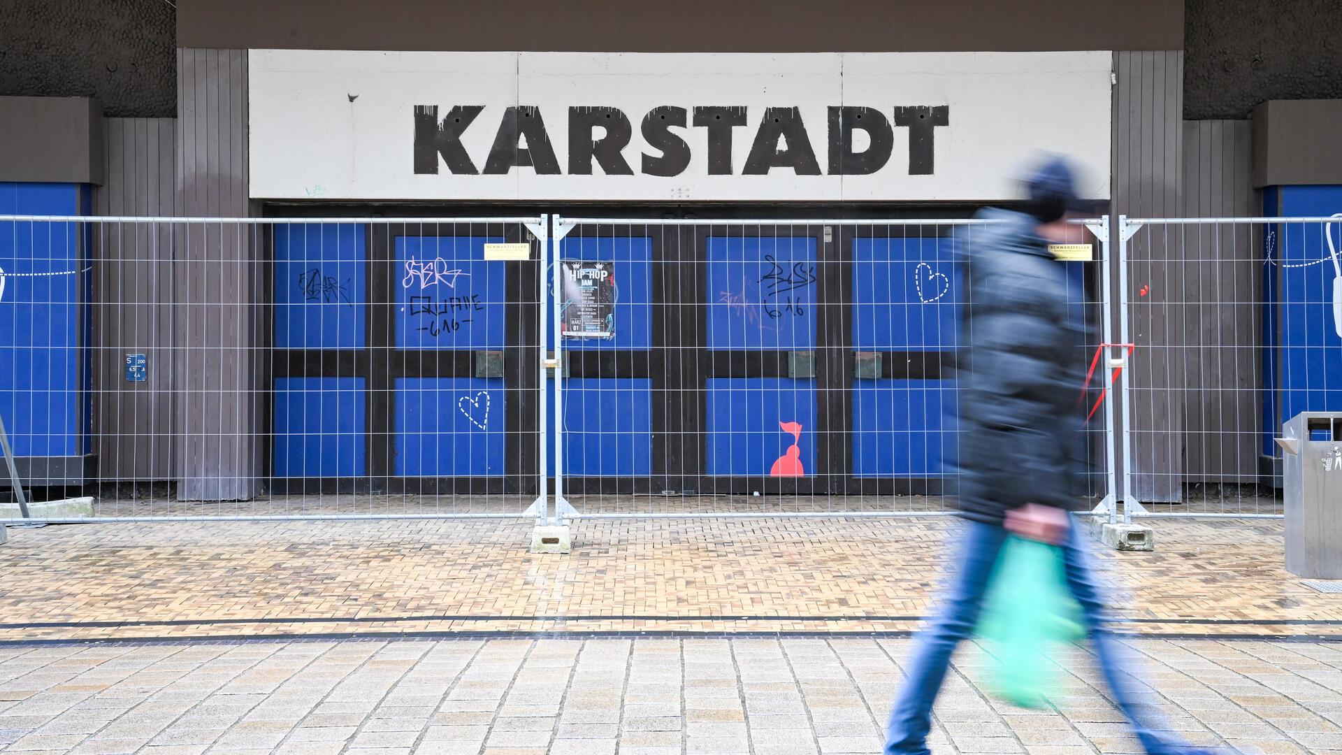 Das ehemalige Karstadt-Gebäude wird derzeit abgerissen. 