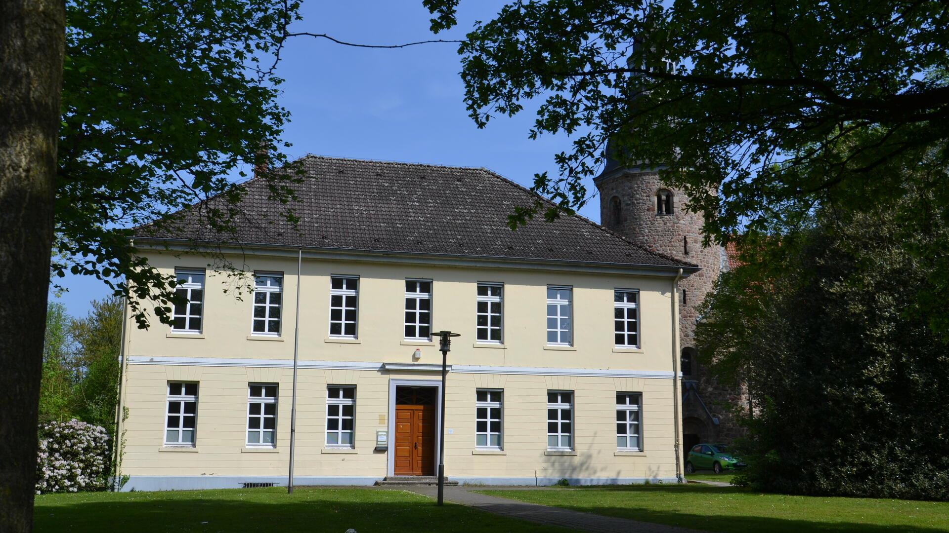 Das ehemalige Landratsamt und spätere Amtsgericht gehört zu den stadtbildprägenden Gebäuden Zevens.