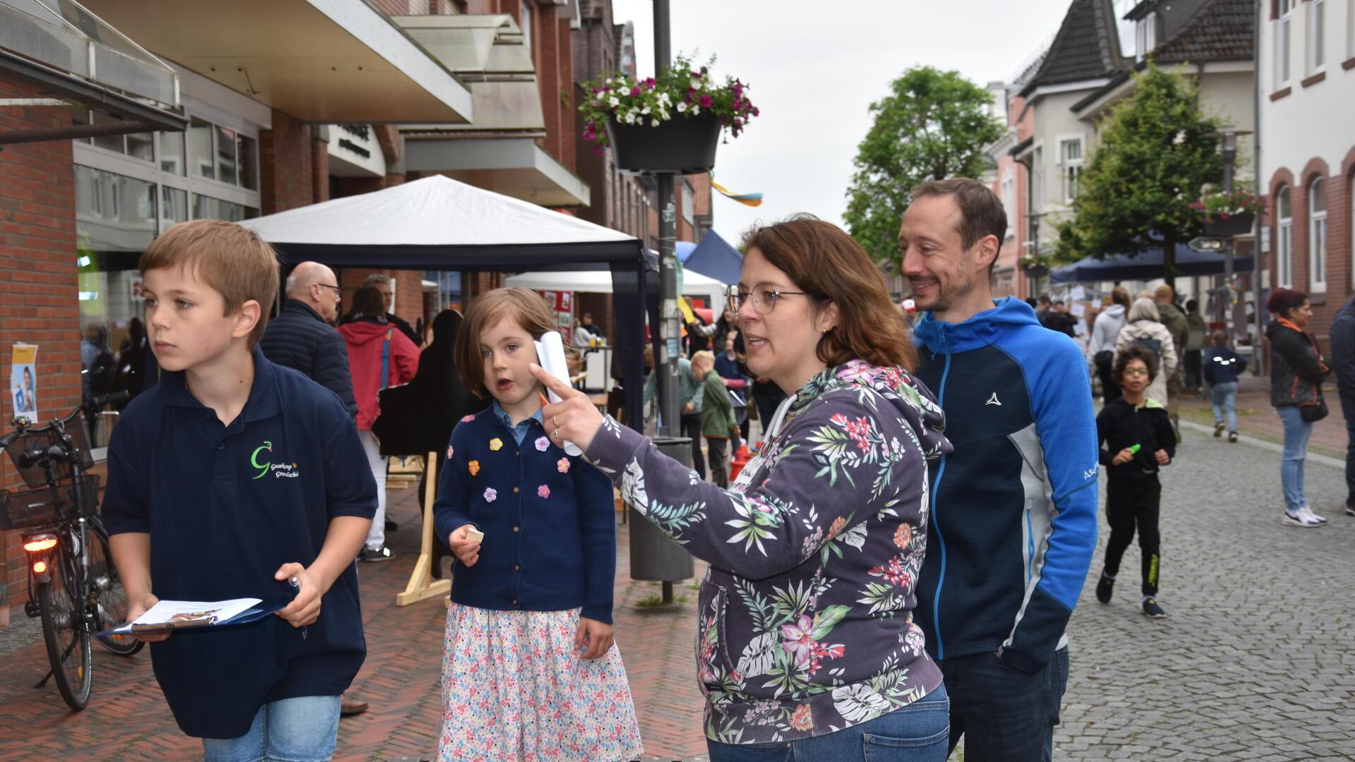 Das Foto zeigt eine Familie beim Kinderrechtefest. 