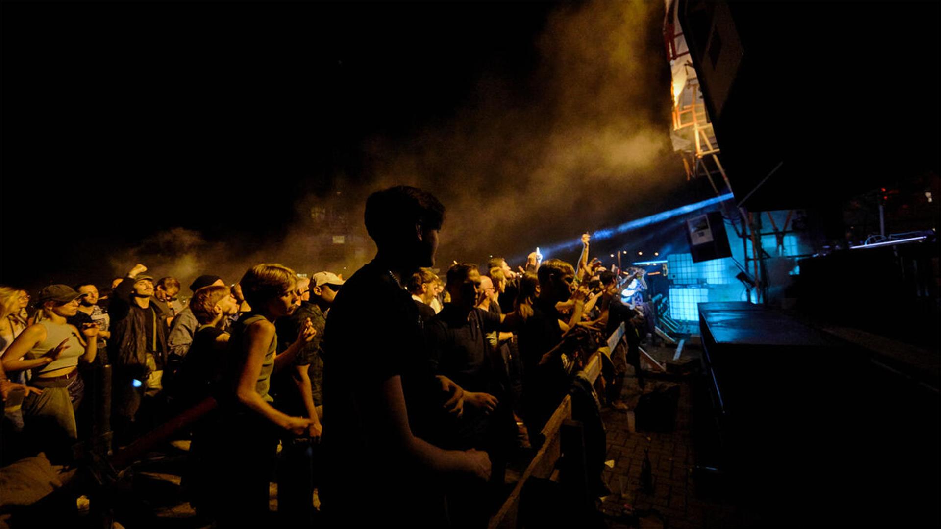 Feiernde Menschen beim NEUS-Festival in Bremerhaven.