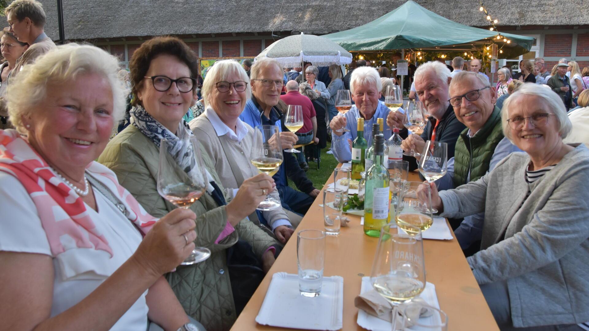 Das erste Sittenser Weinfest am Heimathaus kam bei den Gästen am Freitagabend gut an.