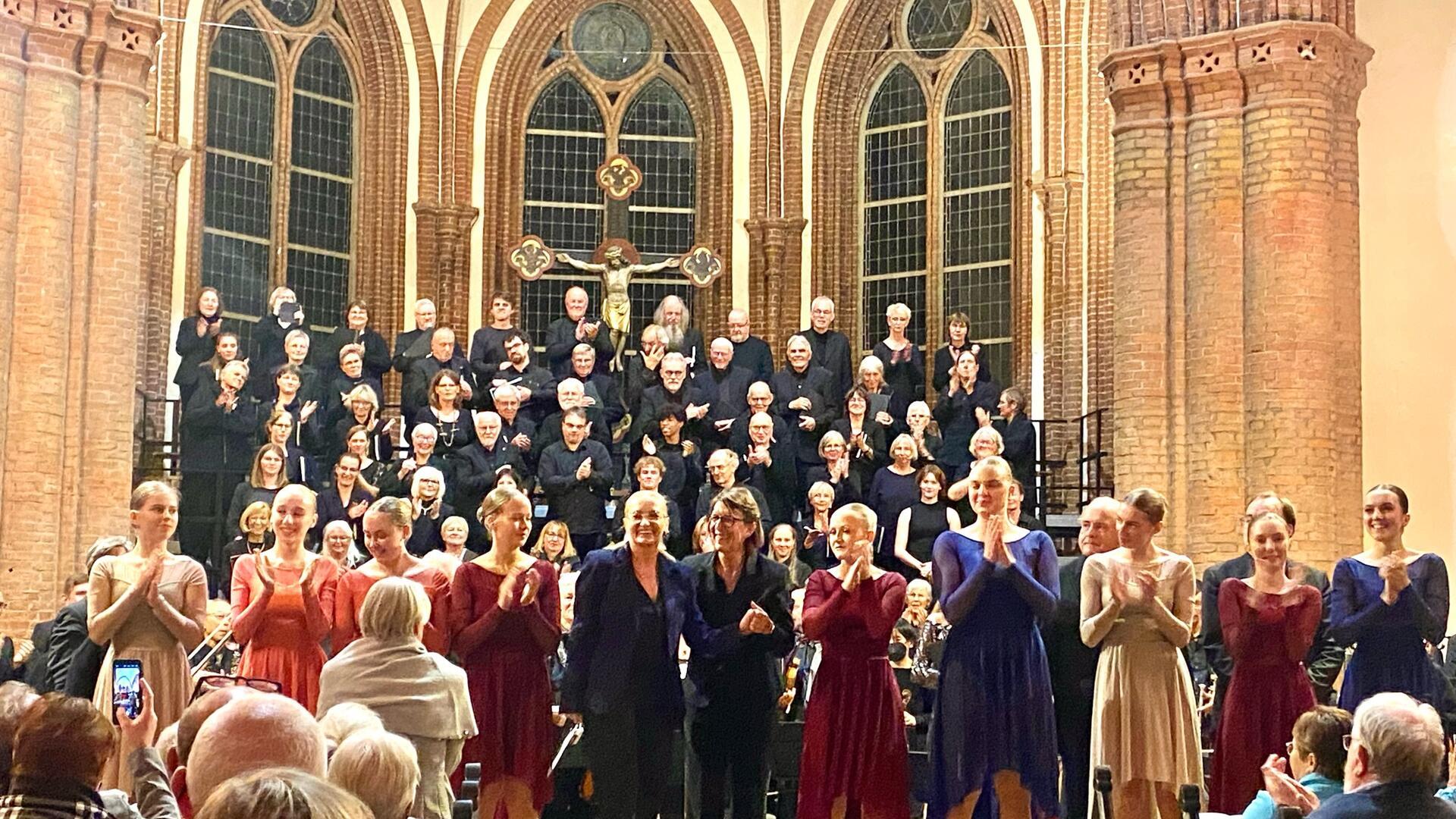 Die Stadtkantorei Bremerhaven führt unter Leitung der Kreiskantorin Eva Schad Joseph Haydns "Schöpfung" auf, mit Ausdruckstanz von Elevinnen der Ballettschule Manole. Ovationen in der Christuskirche.