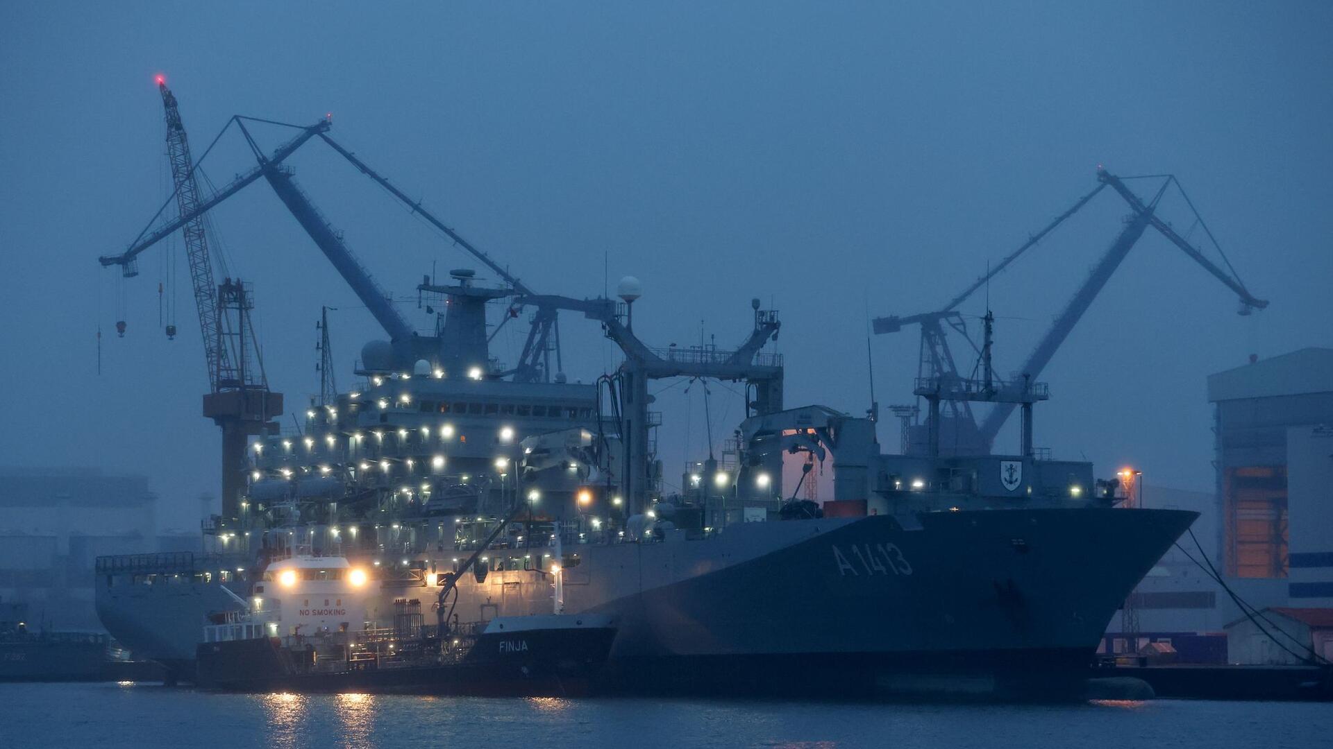 Das ging fix: Die 174 Meter lange „Bonn“ wurde in nur wenigen Tagen in Rostock repariert. Jetzt nimmt das größte Schiff der Marine wieder Kurs auf sein Nato-Einsatzgebiet. Die „Bonn“ versorgt Einsatzverbände auf See mit allen notwendigen Ressourcen: Kraftstoff, Verpflegung, Material und Munition.