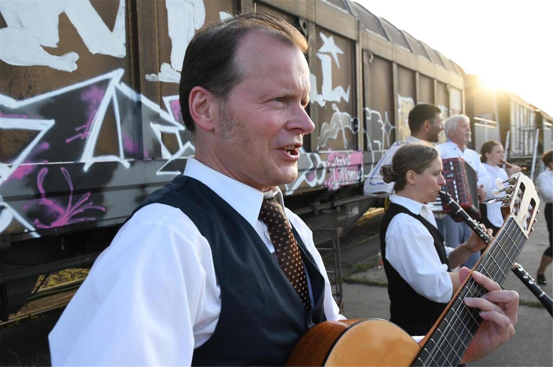 Das glänzend aufgelegte Ensemble spielt nicht nur, sondern macht auch Musik. Da werden die Zuschauer im Café sogar zum Tanz aufgefordert.