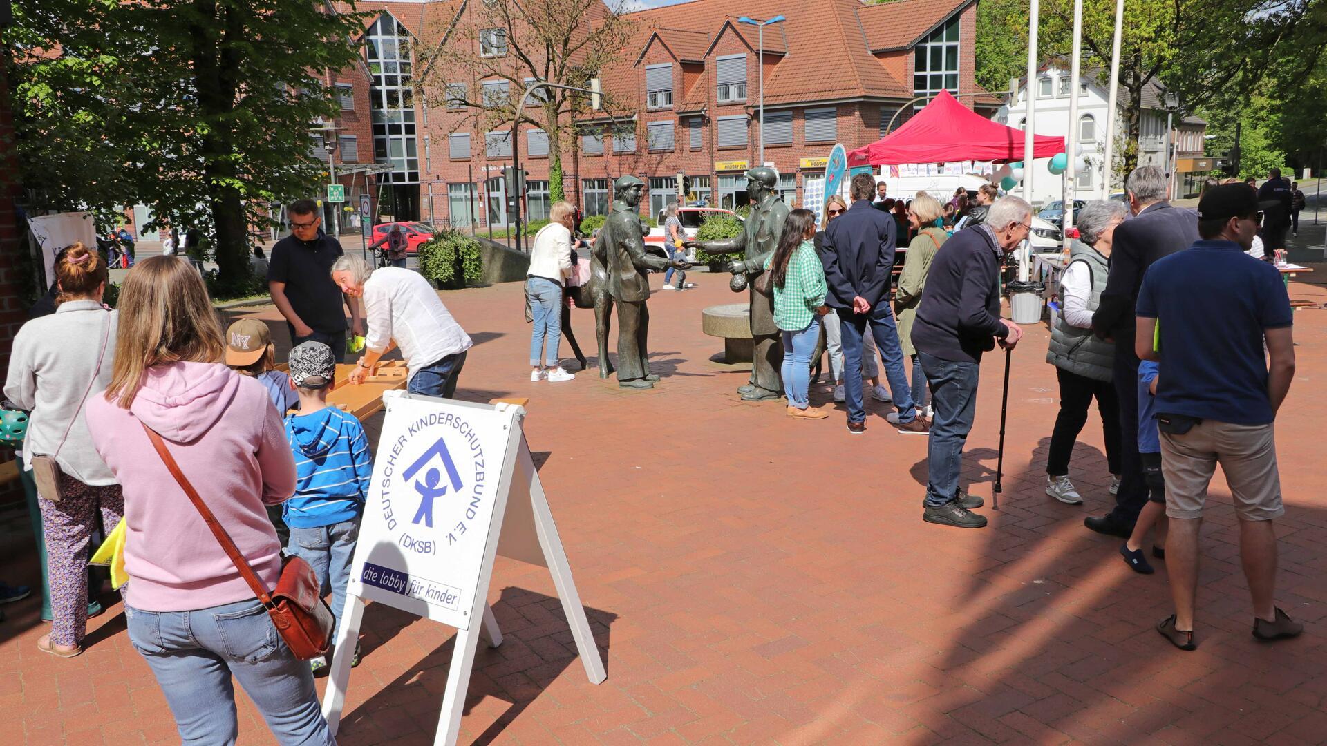 Das herrliche Wetter lockte am Sonnabend viele Familien auf den Rathausvorplatz und in die Fußgängerzone von Zeven.