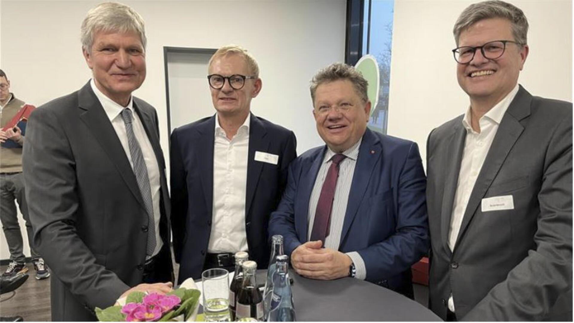 Das hochkarätig besetzte Forum (von links): Ärztesprecher Dr. Stephan Brune, Dr. Jürgen Peter, Vorstandsvorsitzender der AOK Niedersachsen, Gesundheitsminister Dr. Andreas Philippi (SPD) und KVN-Chef Mark Barjenbruch.