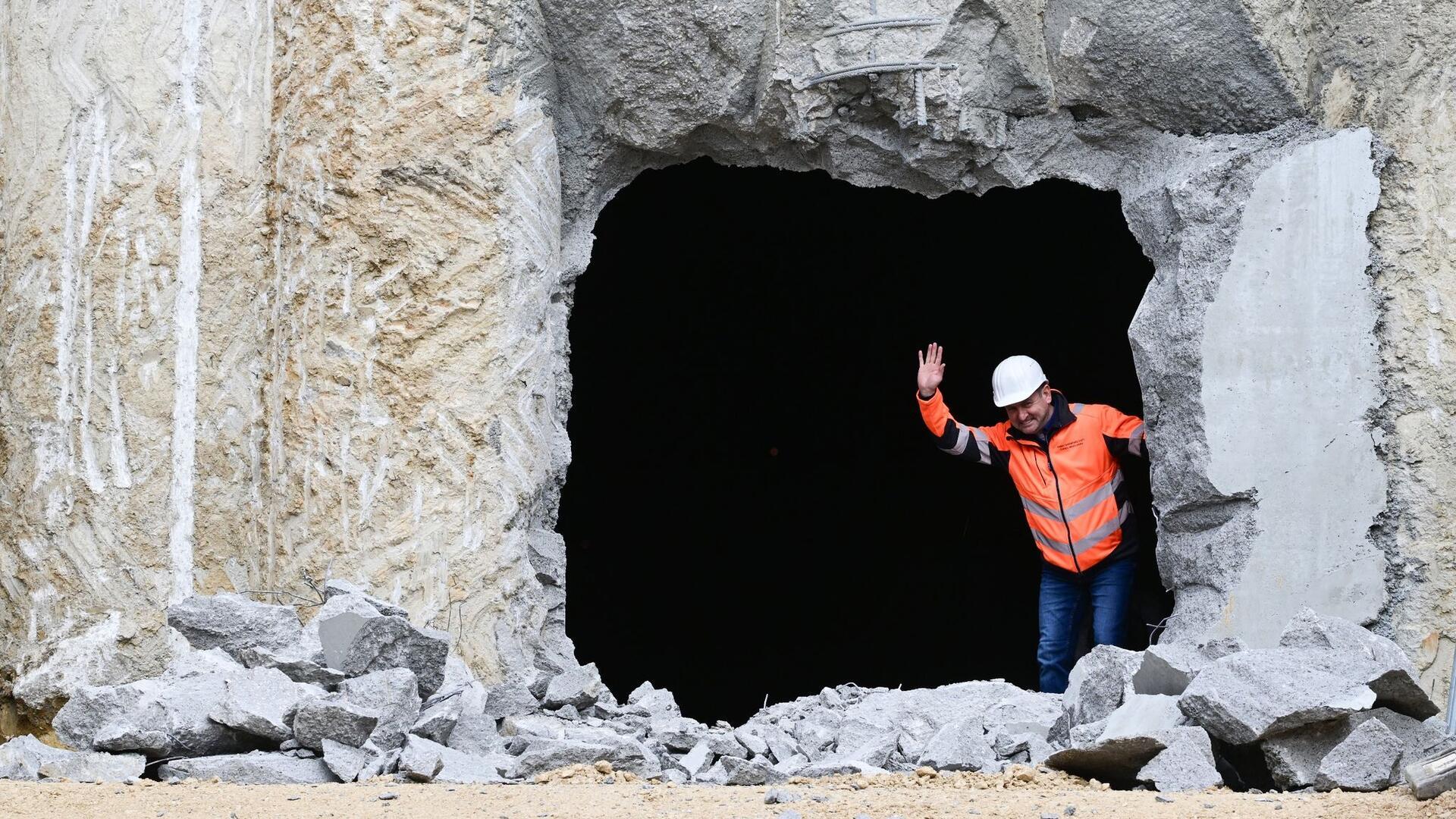 Das letzte Stück für den Bahn-Tunnel in der Großen Wendlinger Kurve in Baden-Württemberg ist durchgeschlagen. Er ist Teil des Infrastrukturplans der Bahn um den neuen Stuttgarter Bahnhof.