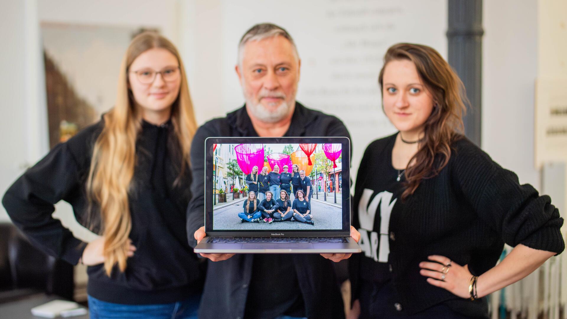 Vorgespräch zur Kulturveranstaltung Artspace in der Alten Bürger 2024. Im Bild: Ein Rückblick auf die Veranstaltung in 2023 mit einem Foto des Organisationsteams (hinten von links): Jana Herford, Felke Schloßhauer, Martha Hildebrandt, Swantje Schäfer, Anika Huhle und Jens Rillke. Mit (vorn von links): Jana Ebeling, Annika Jaeger, Marie Garms und Stefanie Krämer.