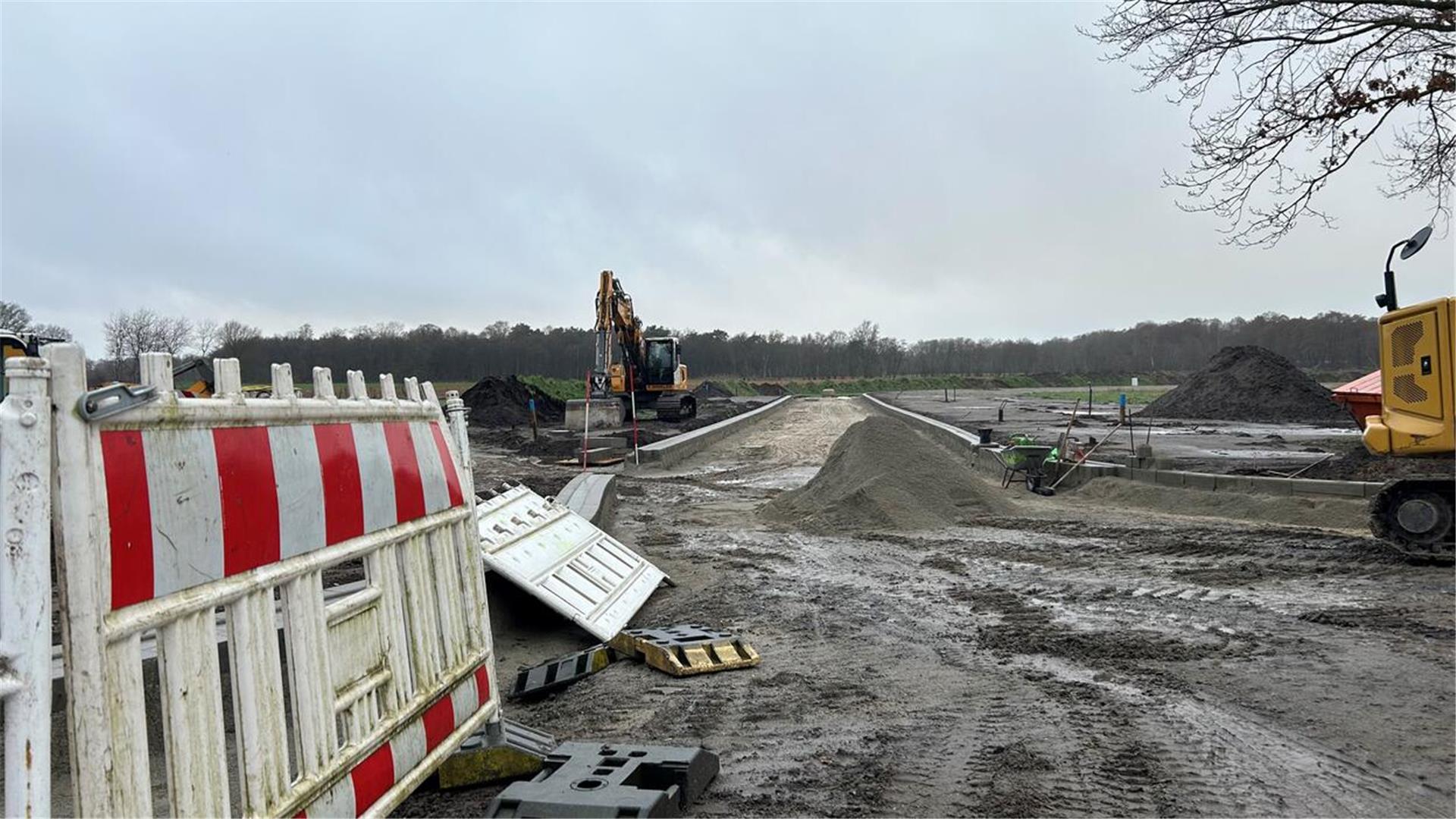 Arbeitsgeräte stehen auf einer Baustelle.