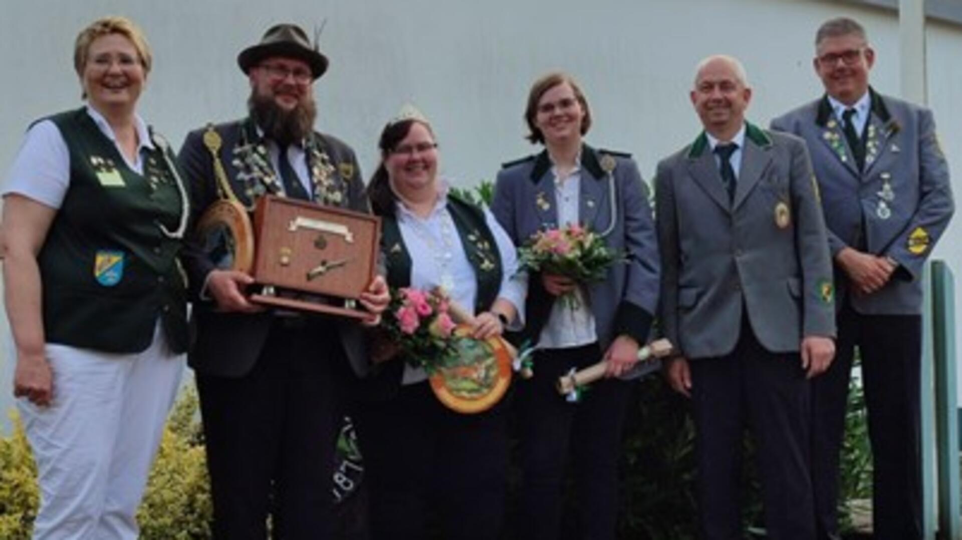 Drei Frauen und drei Männer in Schützenuniform stehen nebeneinander.