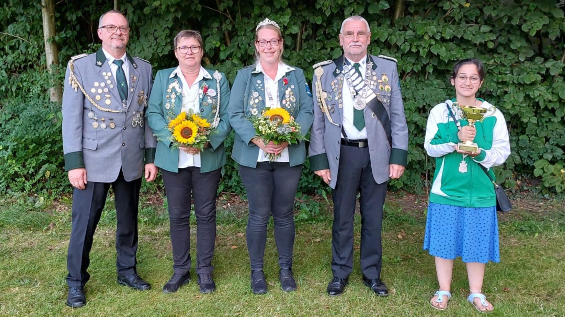 Das neue Königshaus des SV Freschluneberg (von links):Vizekönig Werner Jagusch, Vizekönigin Irene Stenzel, Königin Nadine Seipelt, König Gerhard Peters und Jugendkönigin Azra Gasi.