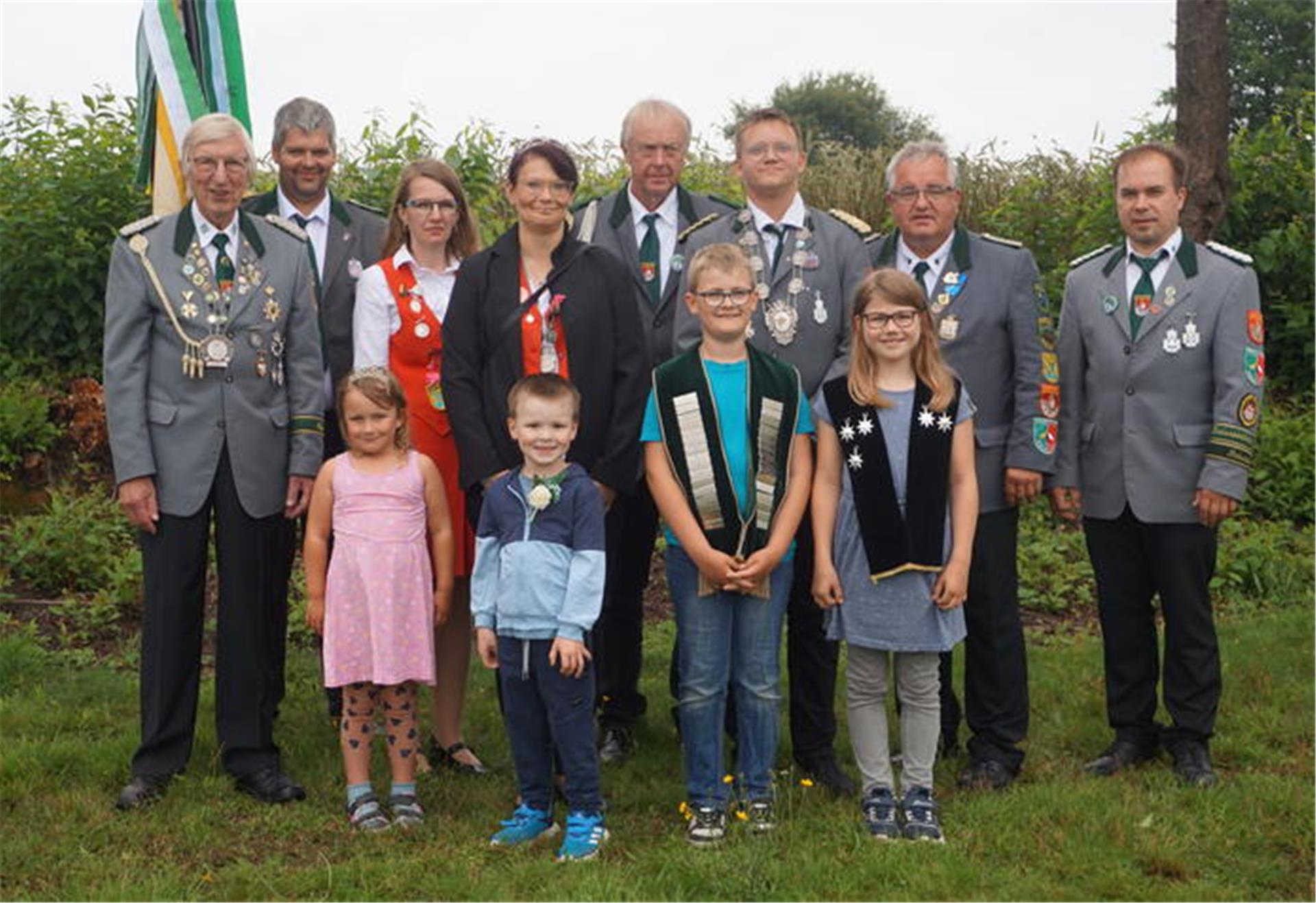 Das neue Königshaus des Schützenvereins Spreckens mit Präsident Dennis Gerdel (rechts).