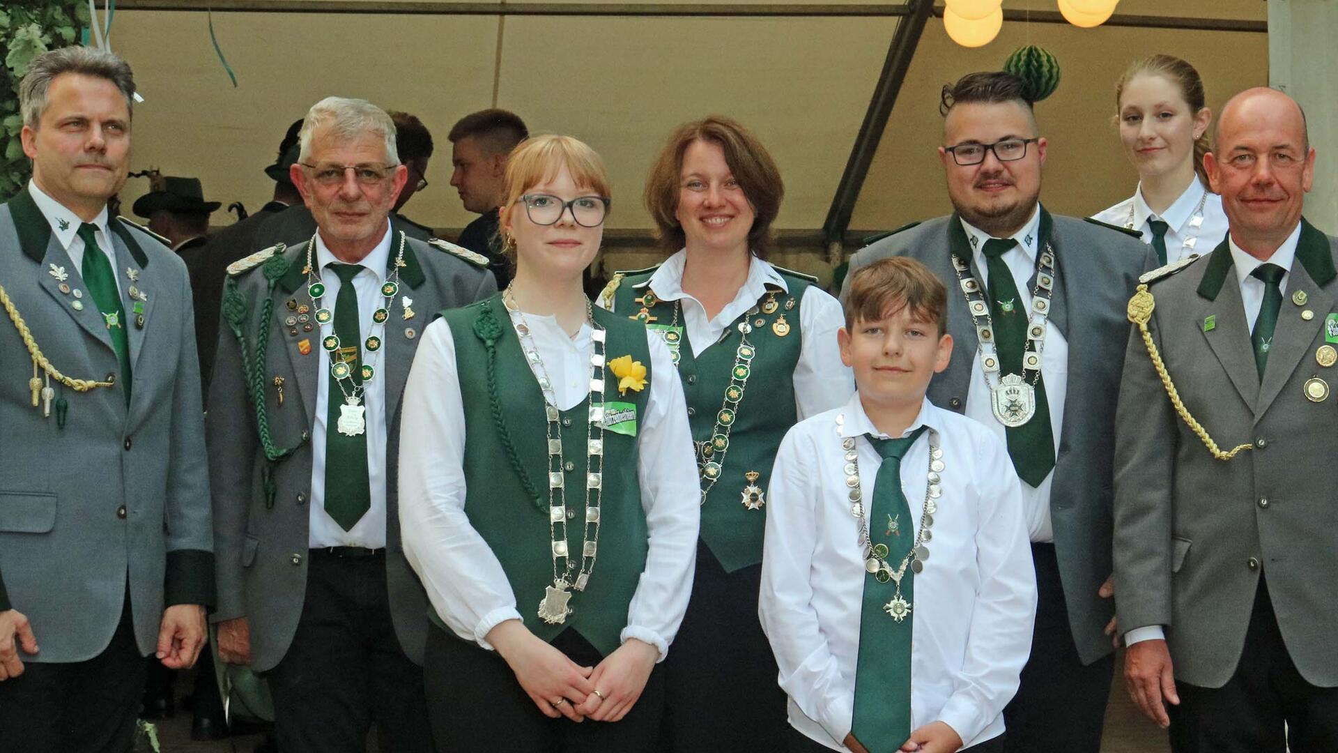 Das neue Königshaus des Schützenvereins Wulsbüttel (von links): Sportleiter Tobias Böttjer, Vizekönig Heinz Linge, Vizekönigin Eske Schwoge, Königin Ann-Marie Reimann, Jugendkönig Emil Baumgarth, König Lasse Hirschhausen, Jugendvizekönigin Alexandra Karnahl und Vorsitzender Erck Baumgarth.