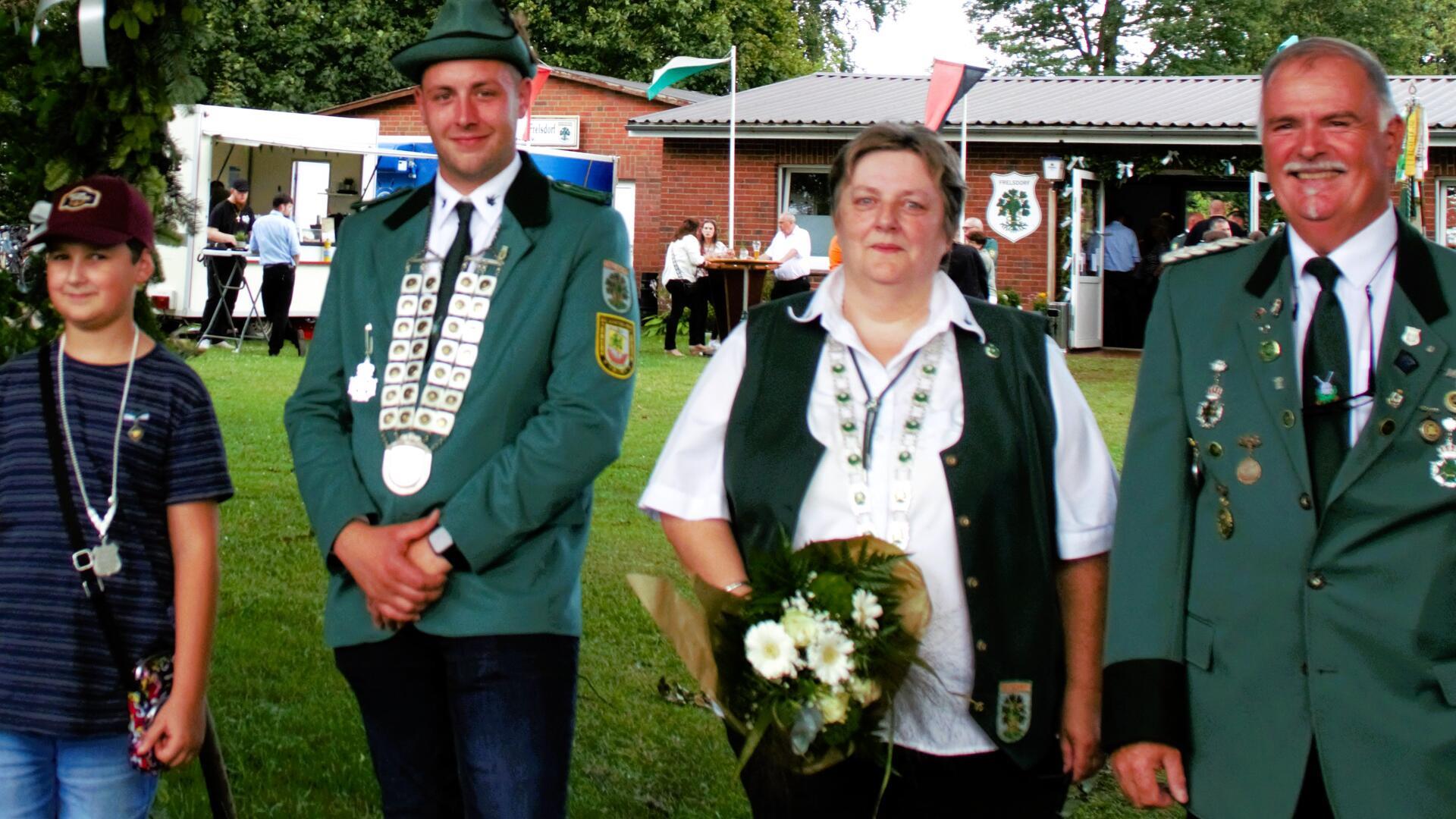 Das neue Königshaus in Amt und Würden. Vorsitzender Chris Ulrichs (rechts) gratuliert Königin Roswitha Otten, König Jean-Luca Hollen und dem Kinderkönig Luca Schumacher.