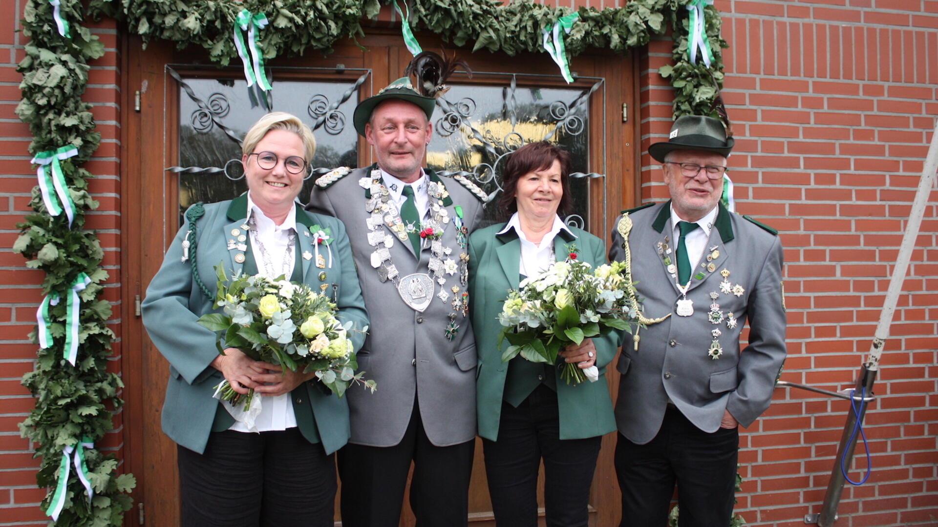 Das neue Königshaus (von links nach rechts): Schützenkönigin Andrea Gödeke, Schützenkönig Torsten Sulenski, Vizekönigin Monika Thielemann und Vizekönig Karlheinz Meyer.