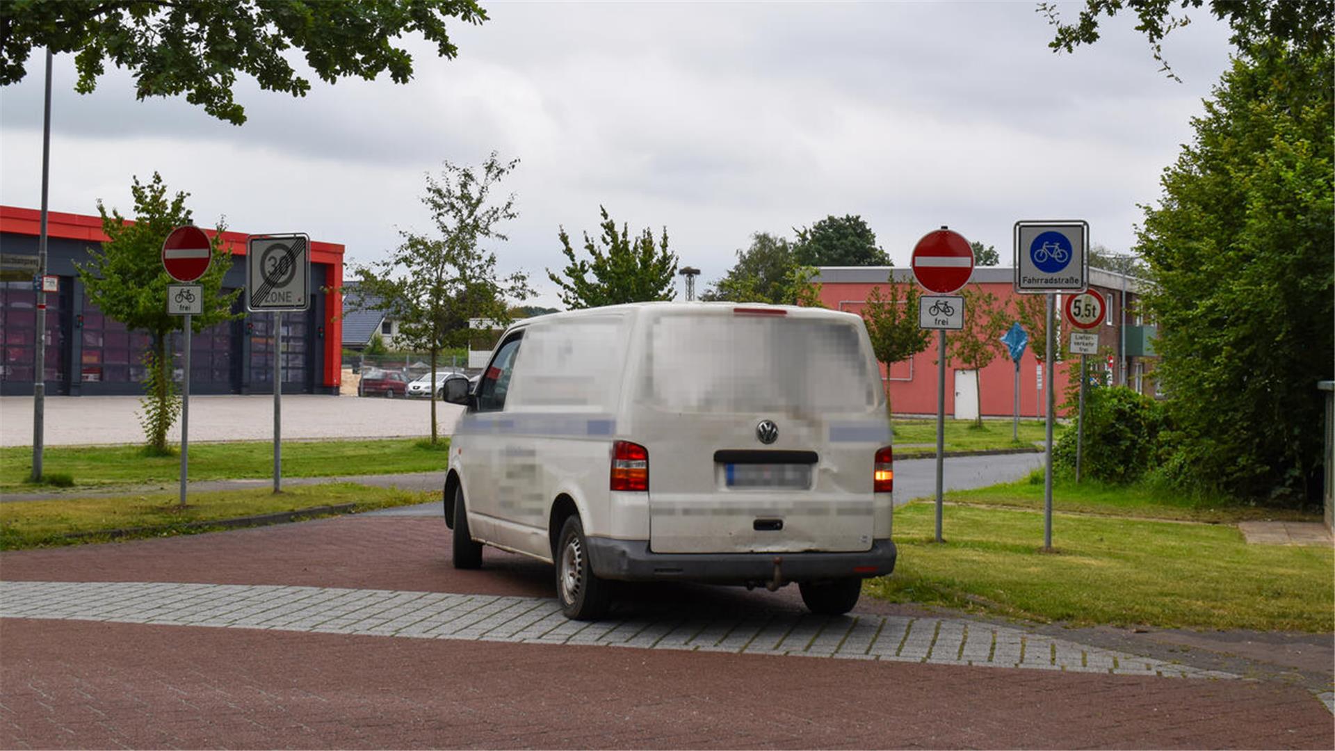 Ein Auto biegt ab.