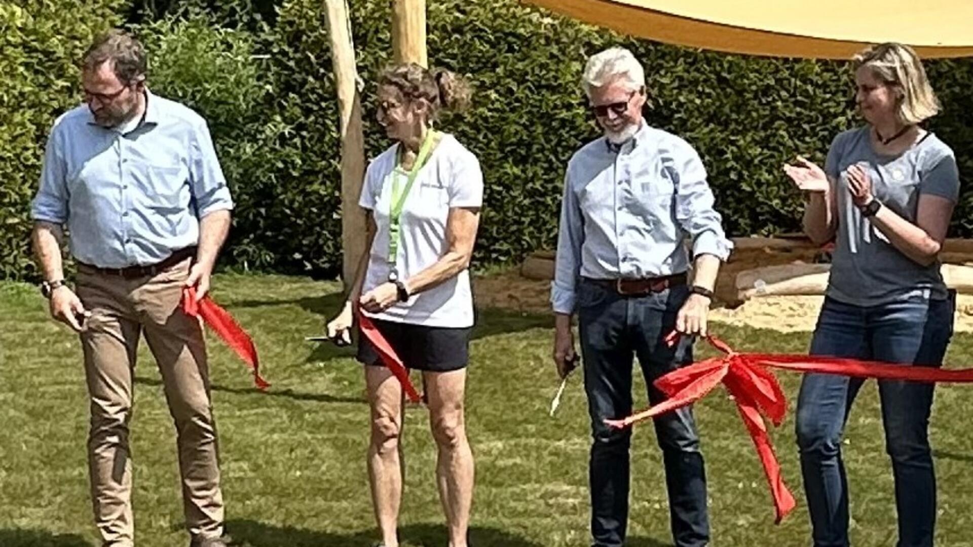 Das rote Band zur Einweihung des neuen Spielplatzes durchschnitten (von links) Lienhard Varoga, Anne Reyer, Henry Kowalewski und Sandra Langheim.
