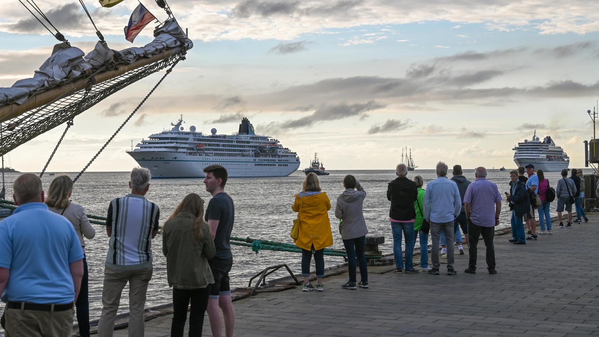 Das sieht man auch nicht alle Tage: Am Freitagabend um 19 Uhr legten mit der "Amadea" (links) und der "Amera" gleich zwei Kreuzfahrtschiffe ab. Eine Stunde später als angekündigt, denn einige Busse mit Passagieren hatten bei der Anfahrt im Stau festgesteckt.