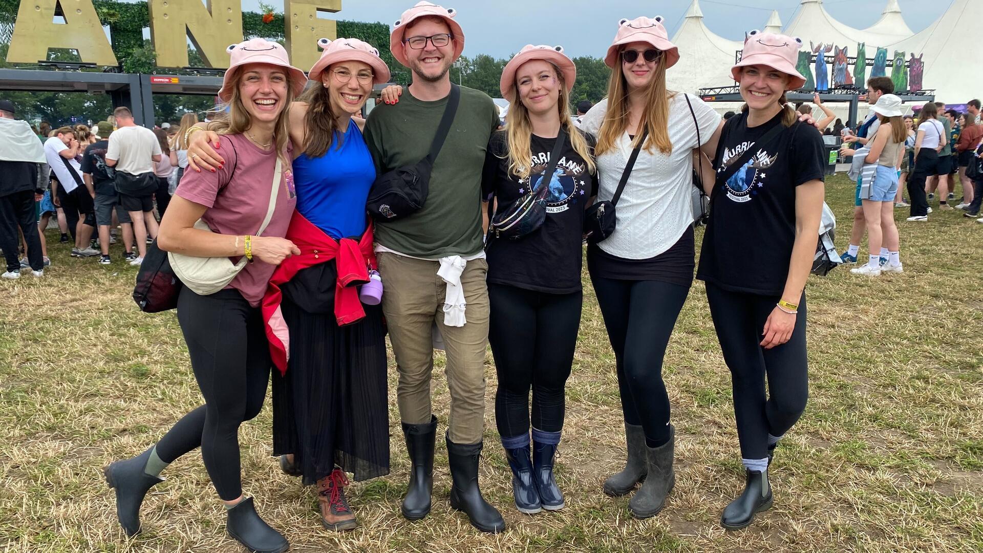 Gruppe vor Festivalgelände