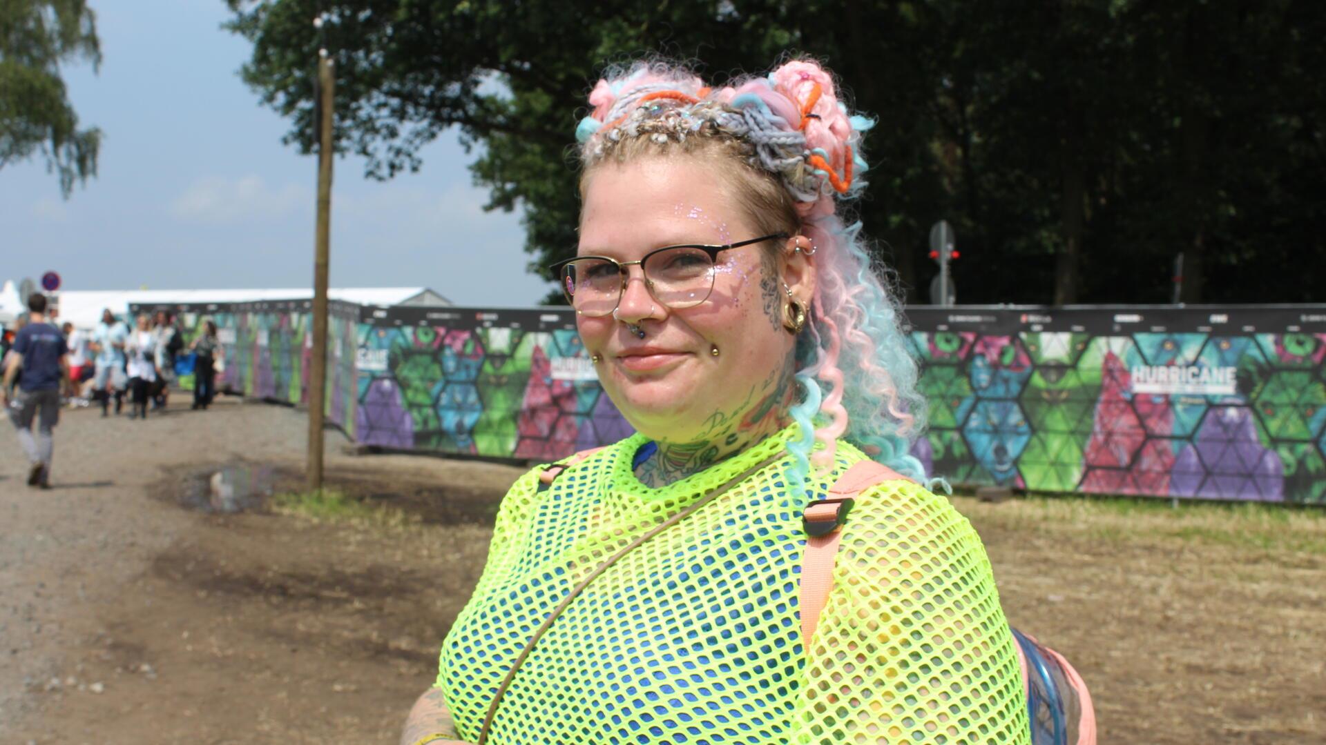 Frau mit pastellfarbenem Haar