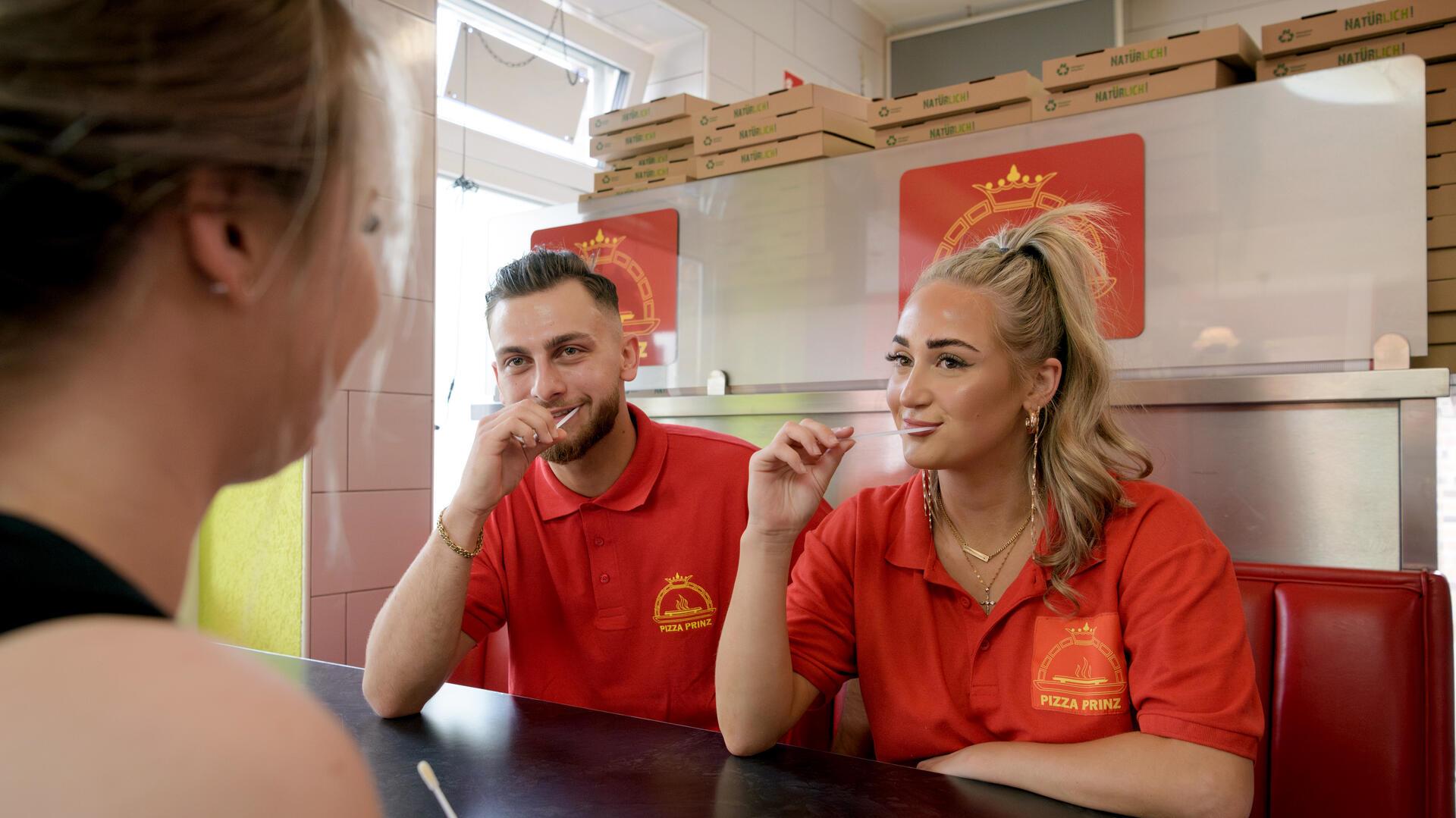 Das sind keine Lollis, sondern Teststäbchen: Nik Tavakkoli und Valeria Leis haben sich für die DKMS registriert.