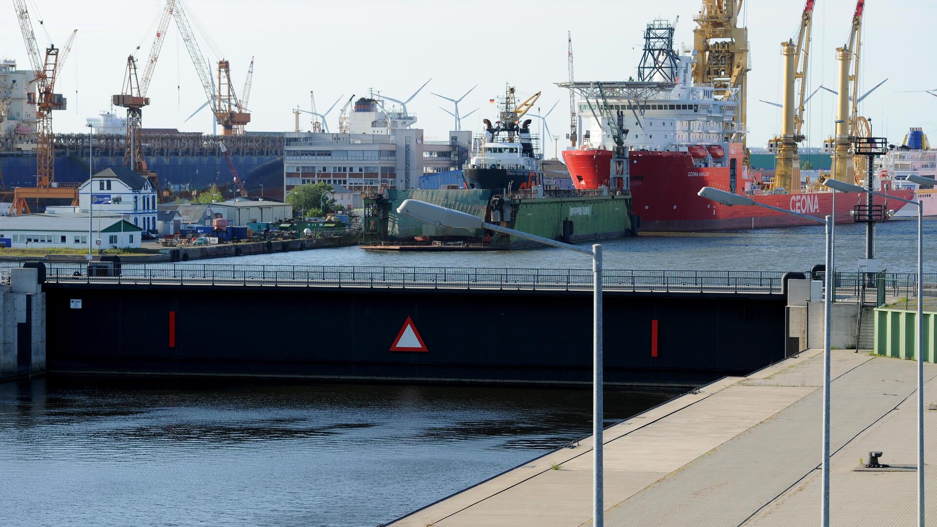 Das tonnenschwere Reservetor in der Kaiserschleuse in Bremerhaven muss ins Dock.