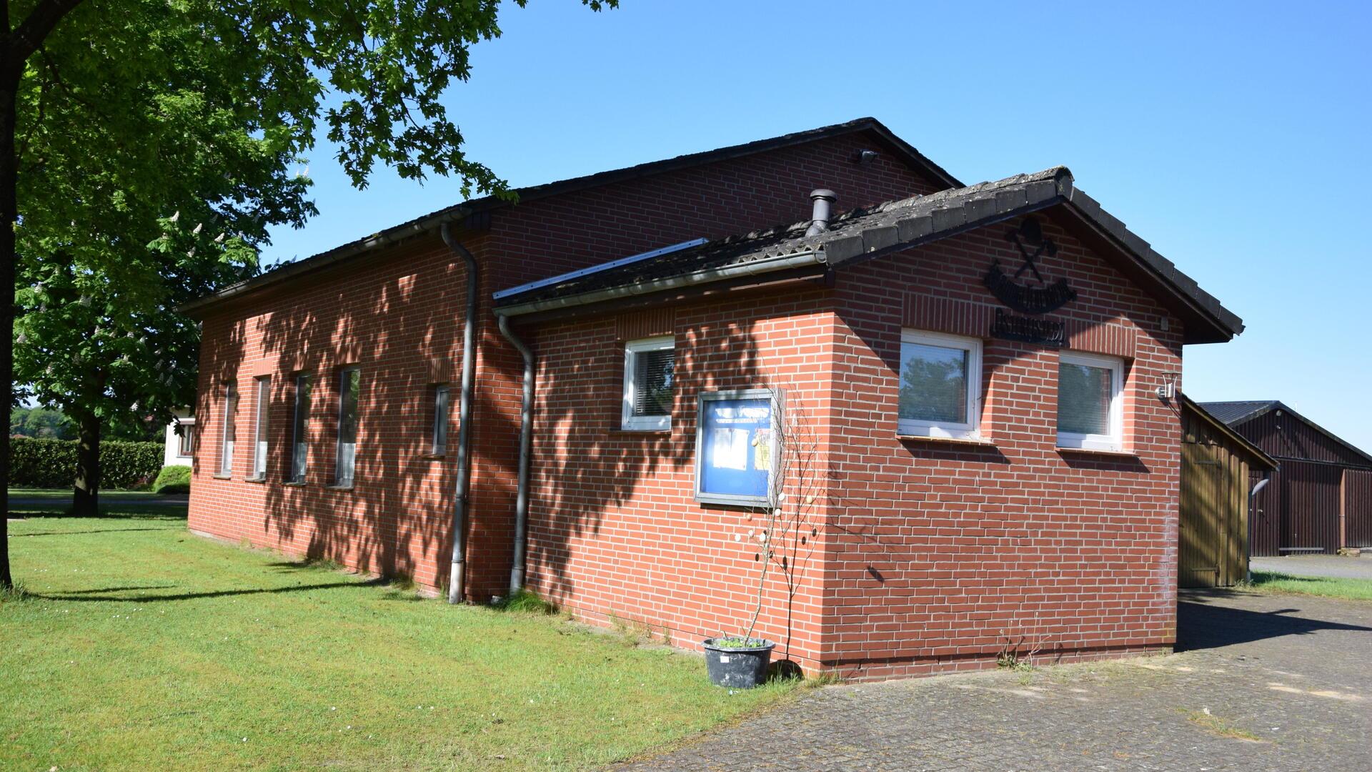 Das unscheinbare Feuerwehrhaus in Ostereistedt ist zu klein für ein neues Fahrzeug. Darum soll eine Box angebaut werden. 