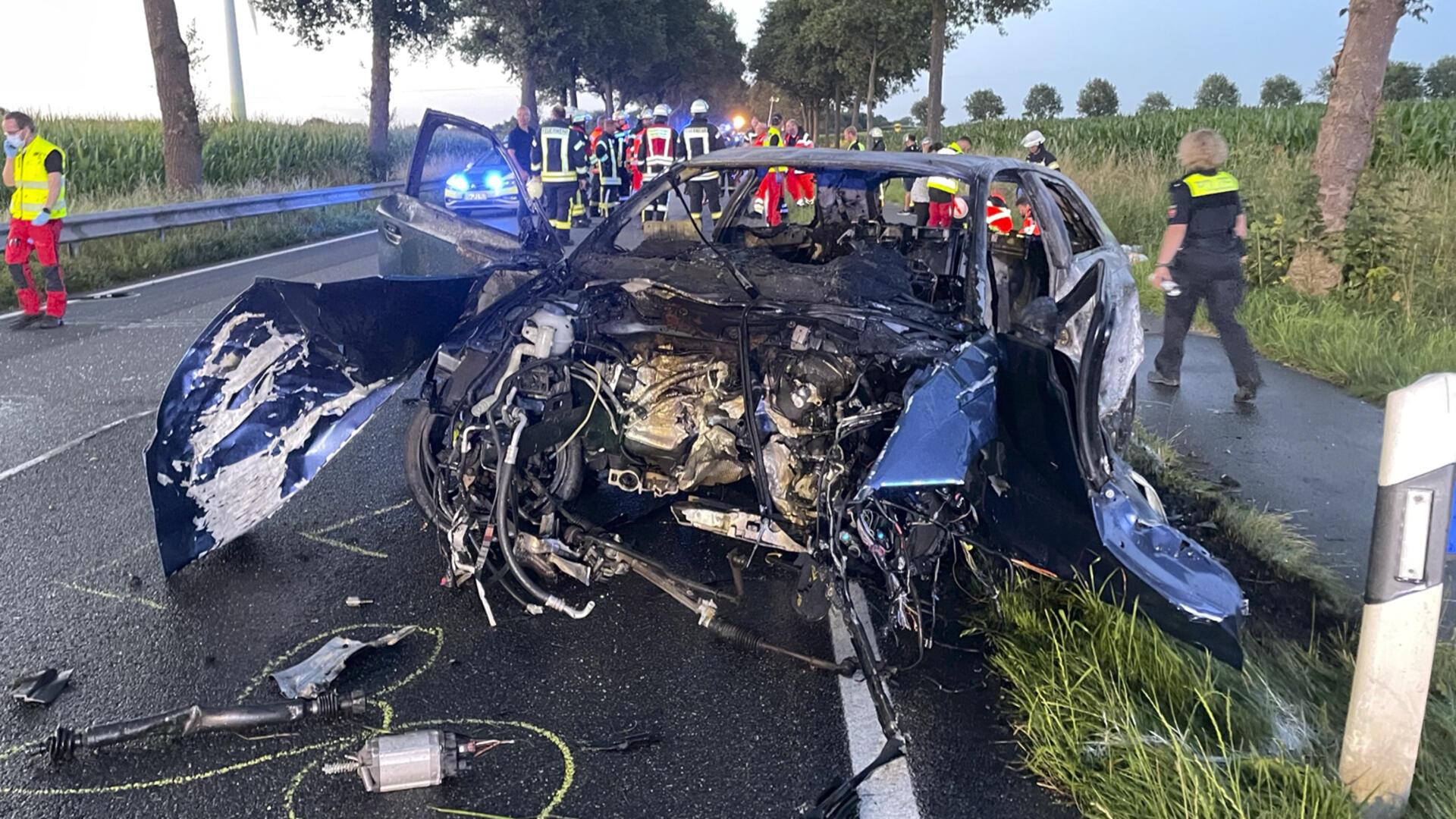 Das völlig zerstörte Unfallfahrzeug: Der Motor des Audi A3 wurde bei der Kollision mit dem Baum herausgerissen und in ein Maisfeld geschleudert. Als die drei Insassen gerade aus dem Auto befreit waren, fing es Feuer.