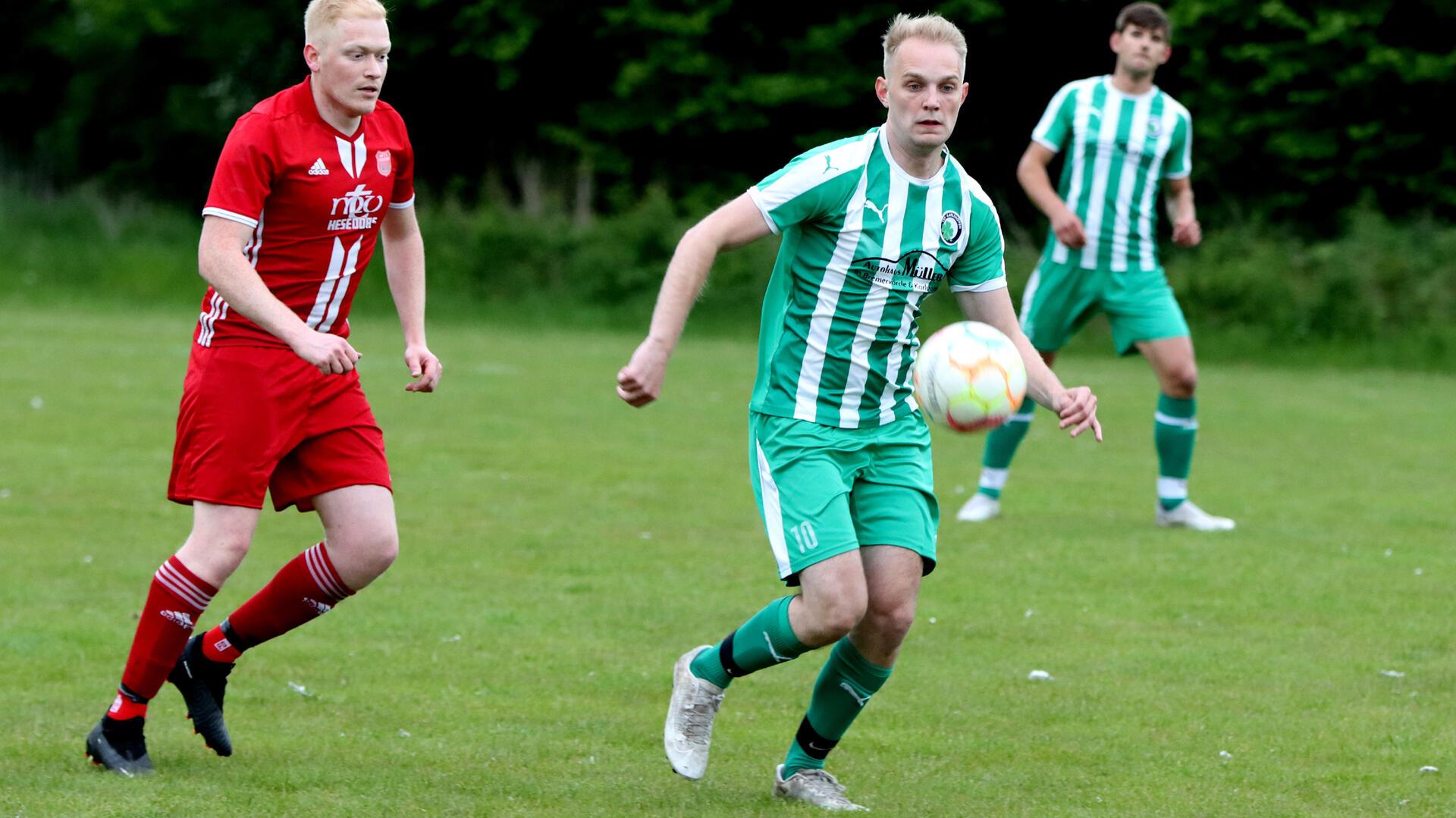 Dass die „Keeblätter“ eine überragende Saison spielen, liegt auch am spielfreudigen Marvin Grabau (hier rechts im Bild gegen den Hesedorfer Steven Sikau). Nach einem erneuten Kreuzbandriss fällt der24-Jährige länger aus.