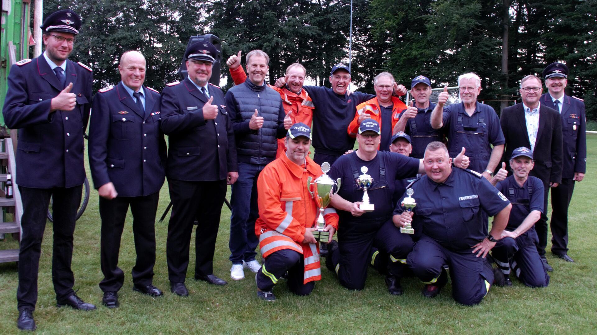 Daumen hoch für gelungene Seniorenwettbewerbe in Appeln. Die Ortswehr Heise liegt vorne und holt sich den Wanderpokal.