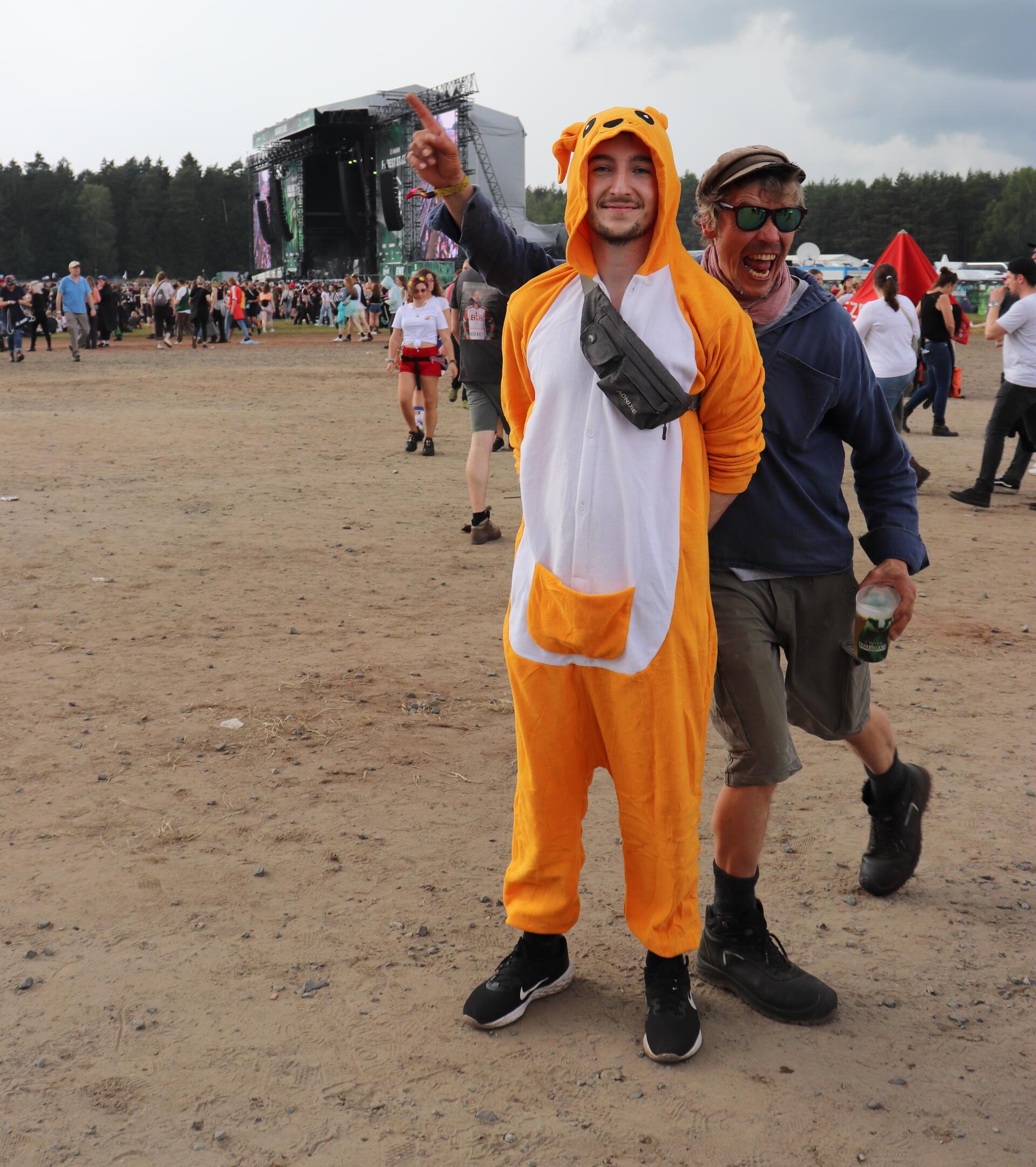 David aus Hannover hat sich in einem flauschigen Einteiler auf's Festival gewagt.
