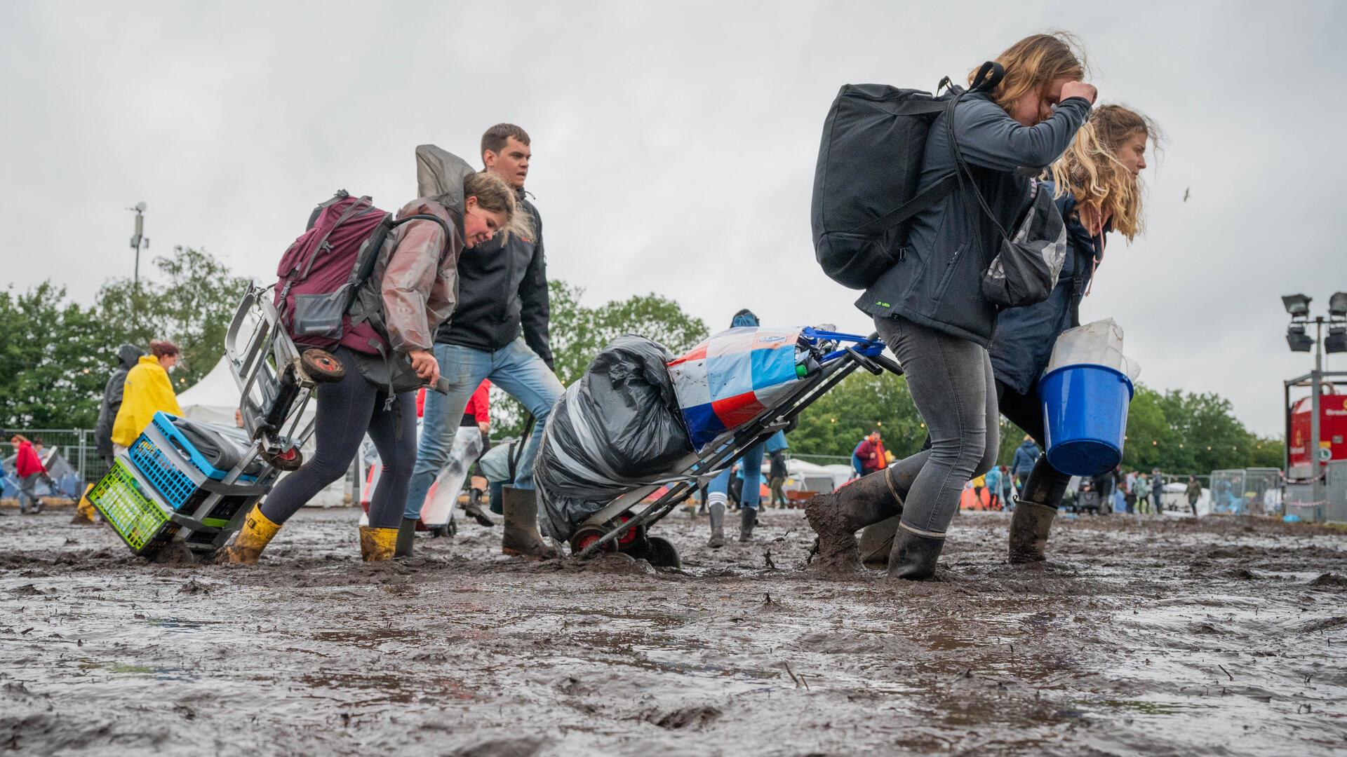 Deichbrand 2023: Stau in Wanhöden zur Abreise am Festivalsonntag sowie Schlammschlacht und Wasserlöcher auf dem Festivalparkplatz.