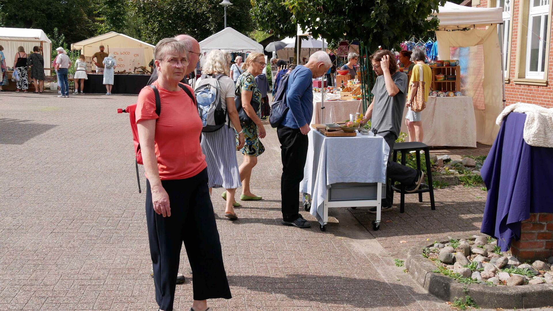 Besucher schlendern über den Kunsthandwerkermarkt. 