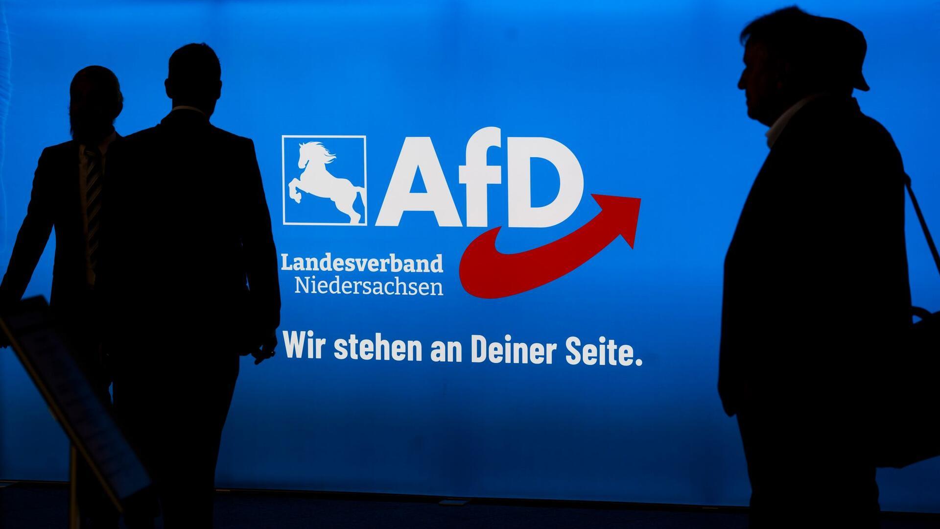 Delegierte und Besucher kommen zum Landesparteitag der AfD Niedersachsen in der Congress Union Celle.