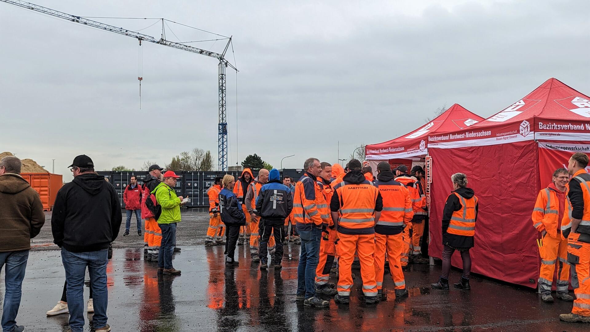 Bauarbeiter und Bauarbeiterinnen protestieren auf dem Bauhof der Firma Gottfried Stehnke in Bremerhaven.