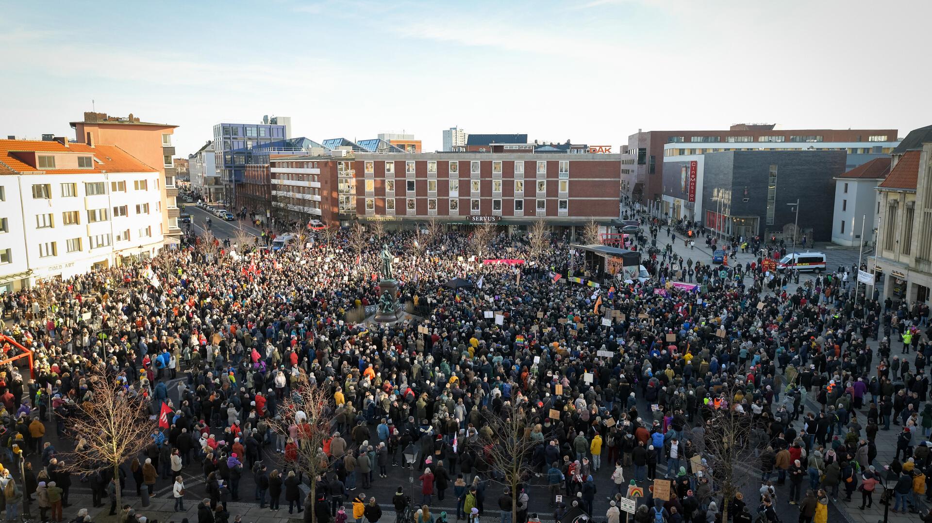 Demo in Bremerhaven: 7000 Menschen protestieren gemeinsam auf dem Theodor-Heuss-Platz.