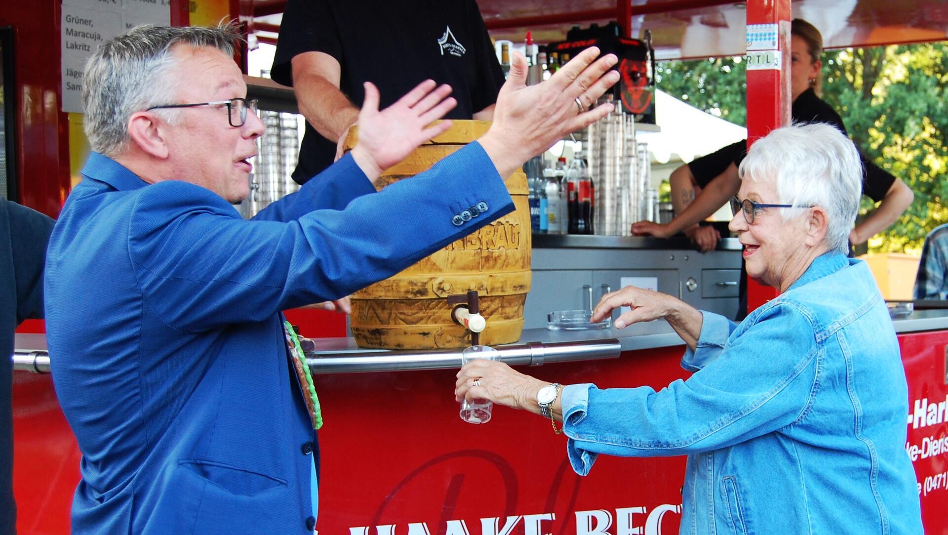 Den 40. Hagener Herbstmarkt eröffnen Bürgermeister Andreas Wittenberg und Ortsvorsteherin Giesela Schwertfeger am Freitag, 13. September, um 18 Uhr mit einem Fass Freibier. Hierzu sind alle Bürger herzlich eingeladen.