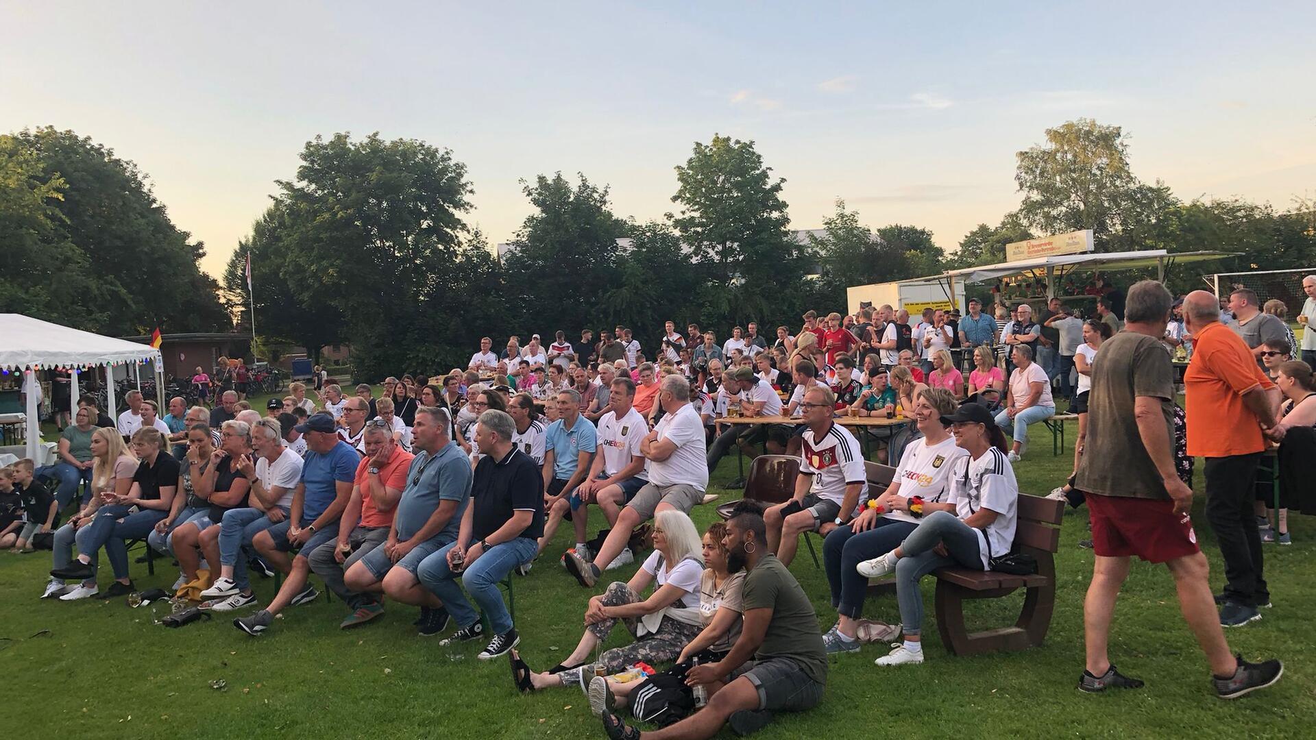 Den Abschluss des Hesedorfer „Sommernachtsfestes“ bildete ein Public-Viewing des Achtelfinalspiels des Deutschland gegen Dänemark.