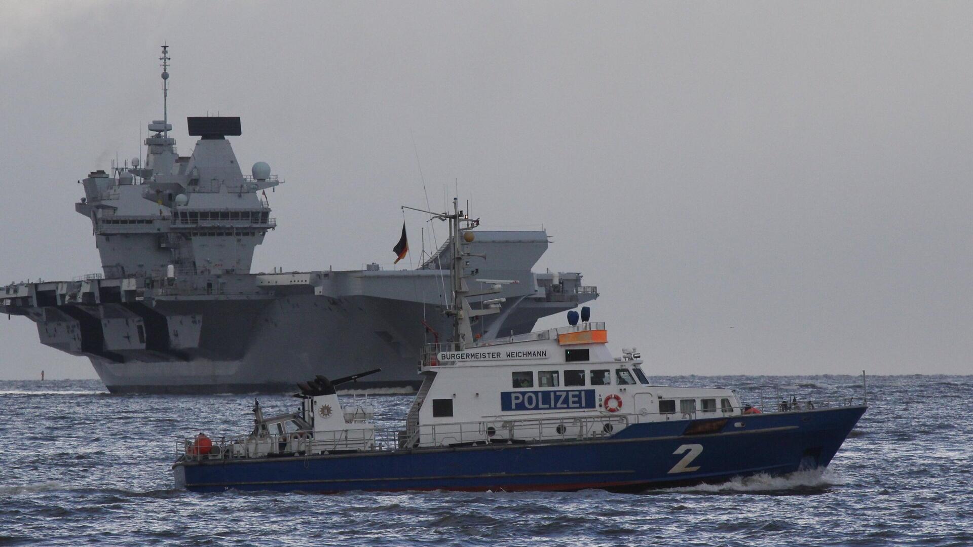 Den Anblick des an der Alten Liebe in Cuxhaven vorbeigleitenden englischen Flugzeugträgers „Queen Elizabeth“ wollten sich zahlreiche Schiffsliebhaber und -spotter nicht entgehen lassen.