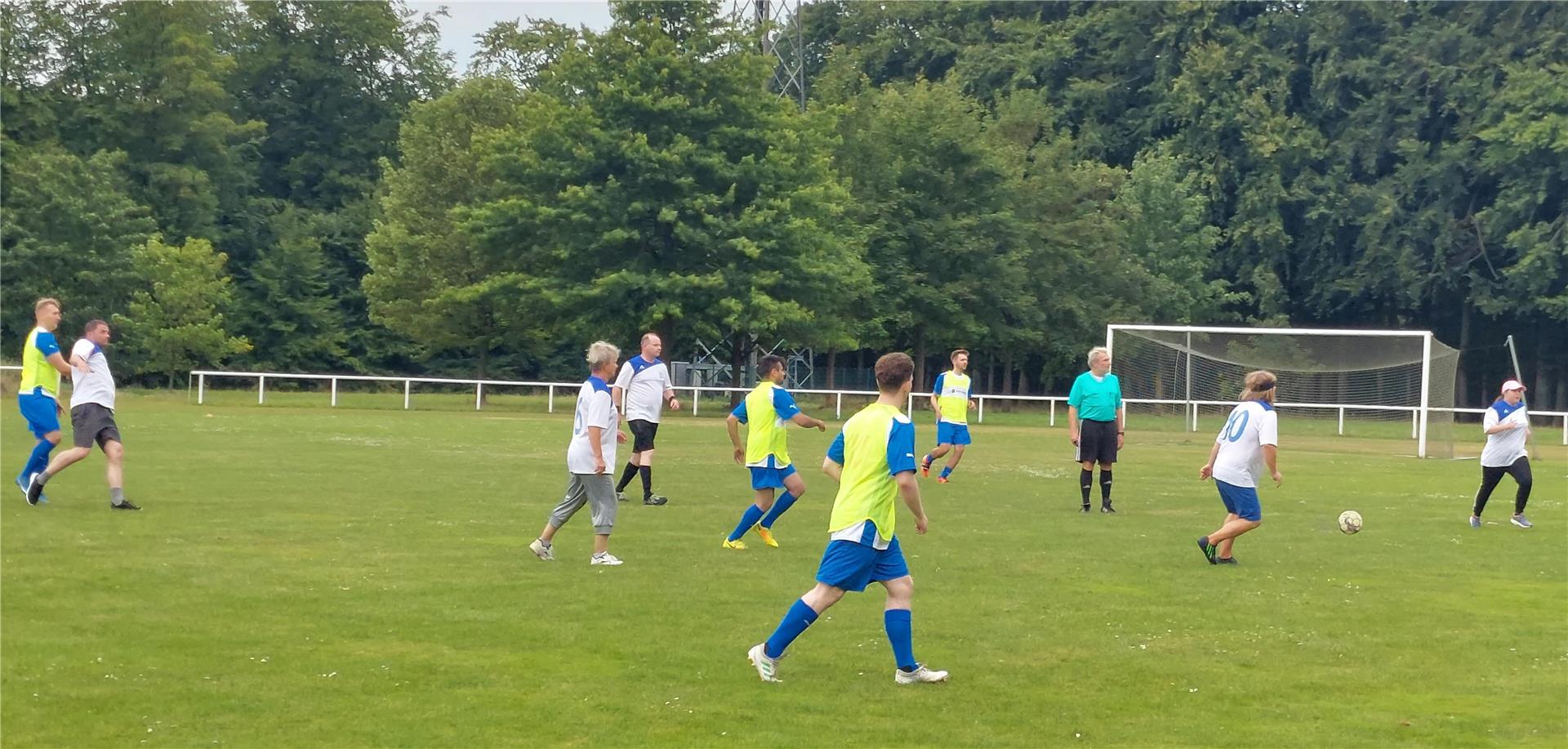 Menschen spielen Fußball