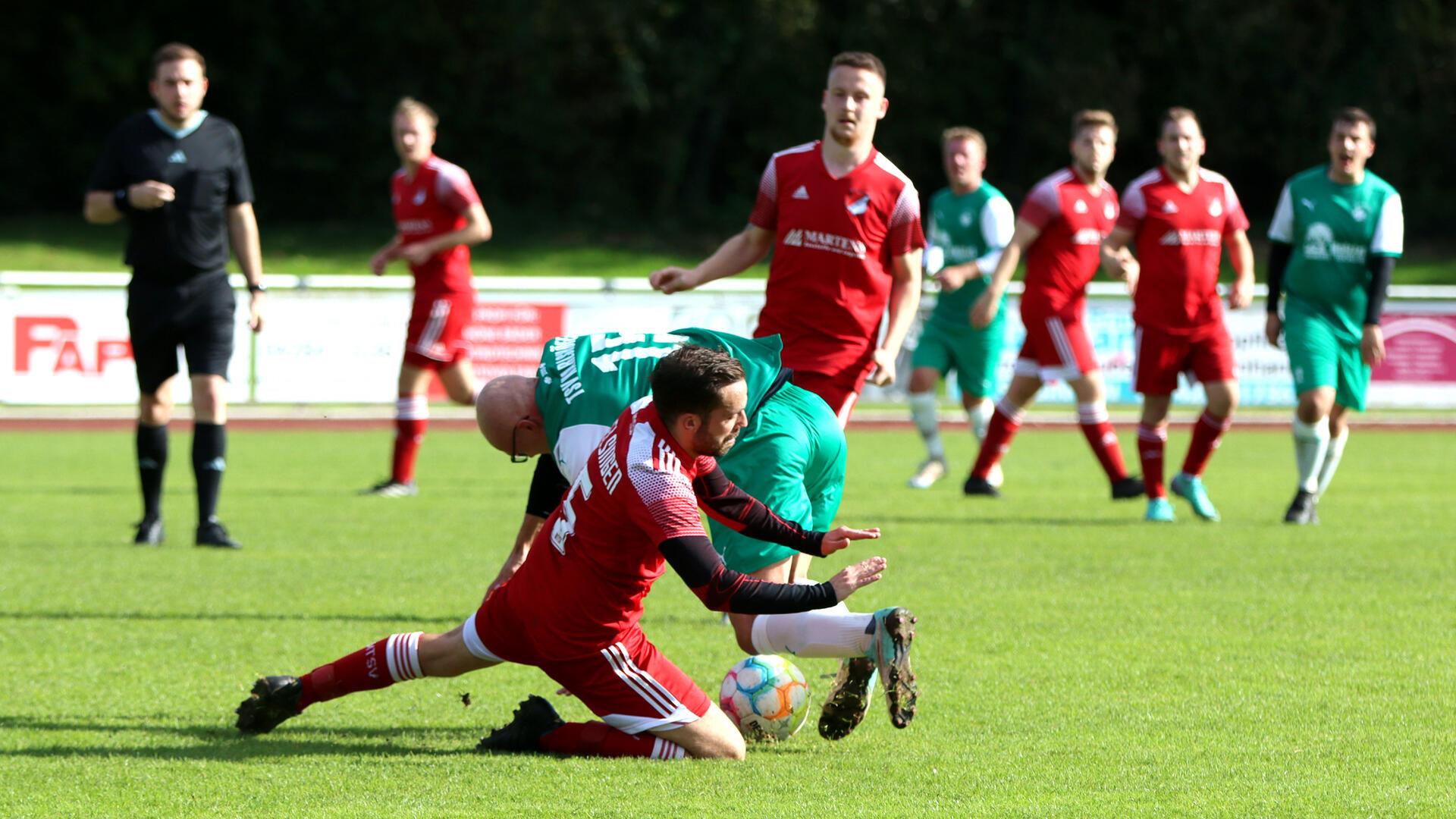 Den Zweikampf hat Tobias Refinger (vorne) gegen Marcel Lührs verloren, das Spiel jedoch mit 2:1 gewonnen.