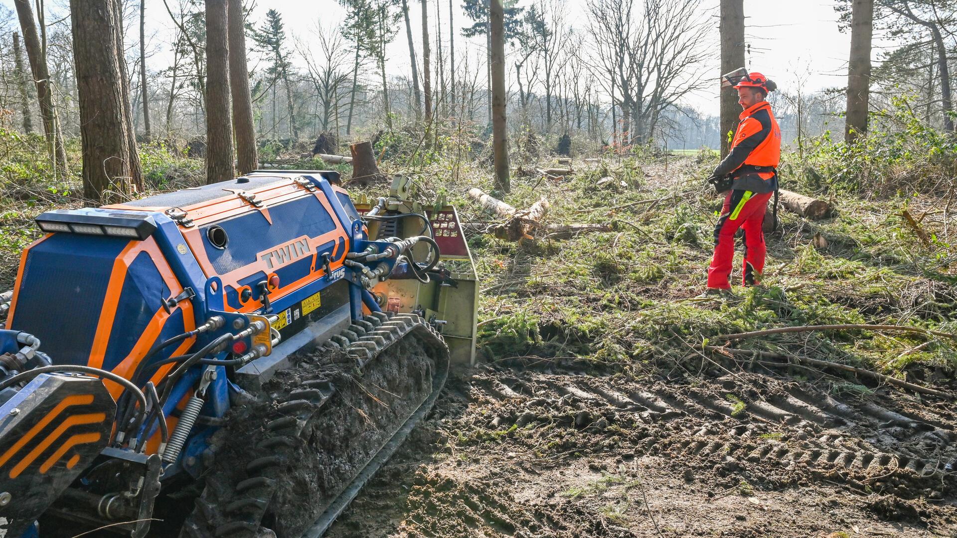 Dennis Riggers von der Firma Zabel arbeitet mit der Rücke-Raupe im Bürgerpark. 