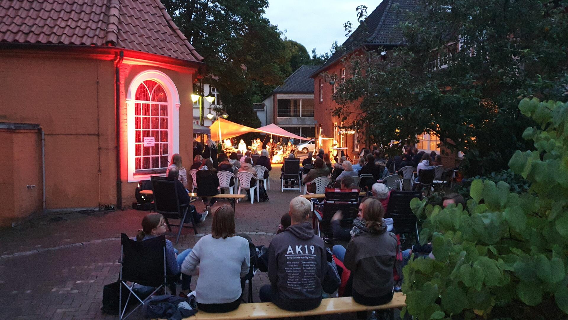 Der Abendgottesdienst „Primetime“ findet am Donnerstag unter freiem Himmel zwischen der Liborius-Kirche und dem Ludwig-Harms-Haus statt. 