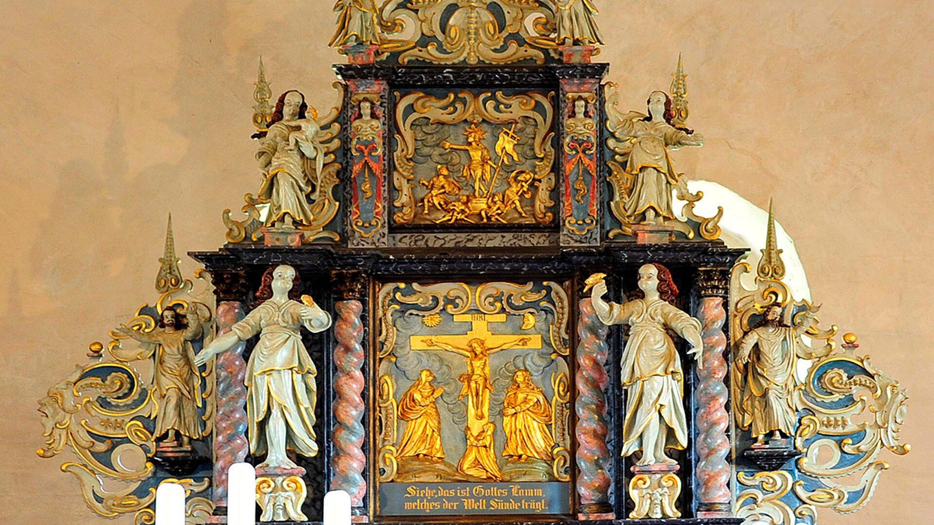 Der Altar in der Misselwardener Kirche ist mit Statuen der sieben Tugenden geschmückt.