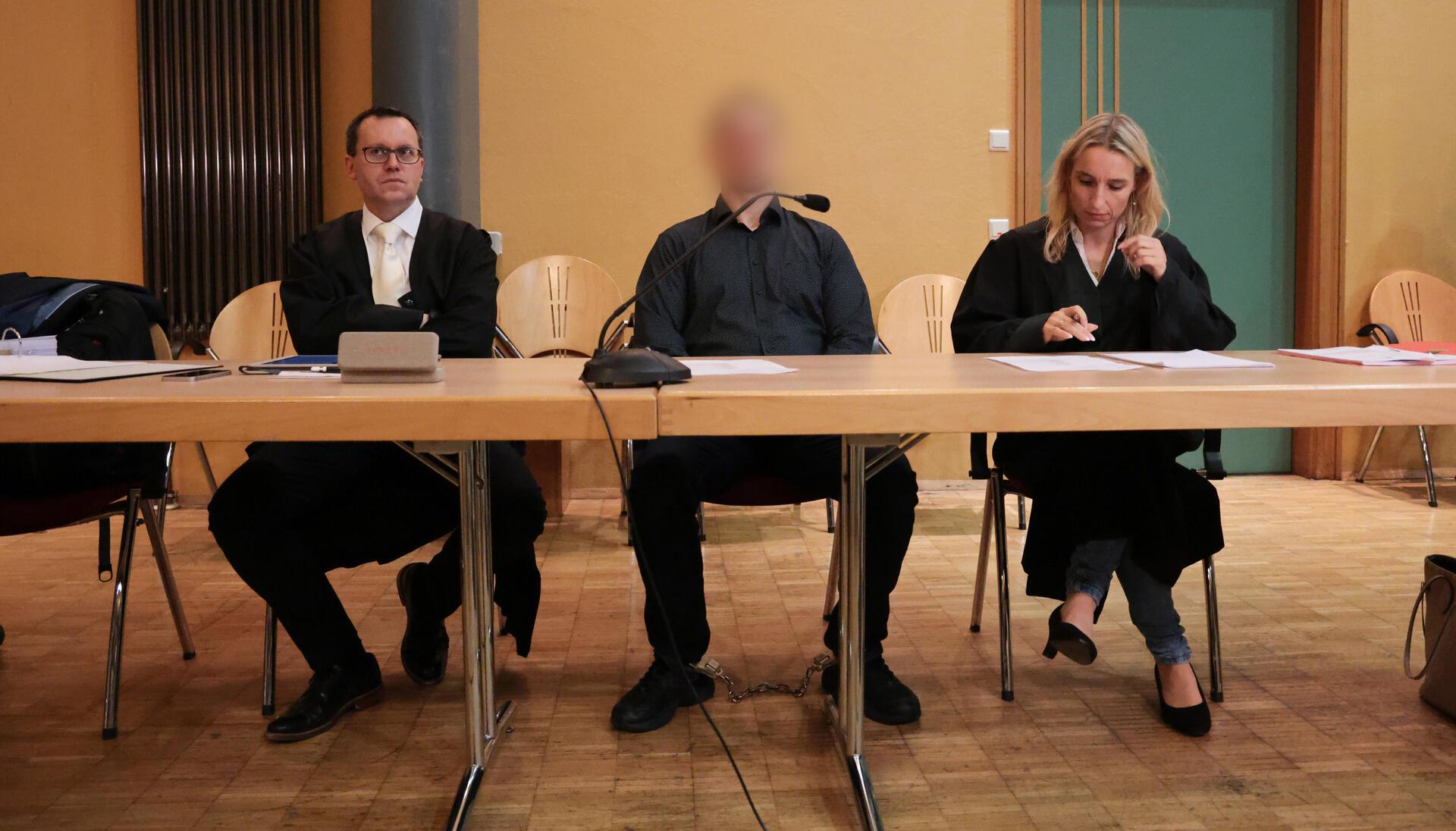 Der Angeklagte (M.) sitzt zwischen seinen Pflichtverteidigern Daniela Post (r.) und René Lancker (l.).