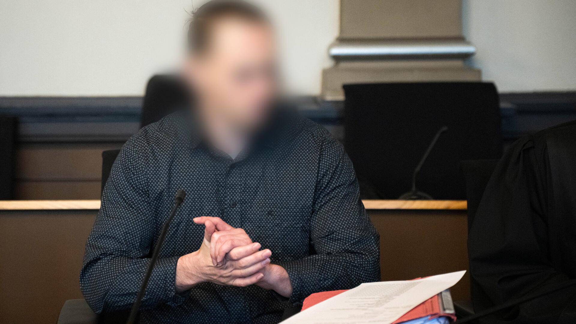 Der Angeklagte sitzt vor Prozessbeginn im Gerichtssaal im Landgericht Verden. Der Soldat soll vier Menschen aus dem Umfeld seiner damaligen Ehefrau nahe Scheeßel erschossen haben.