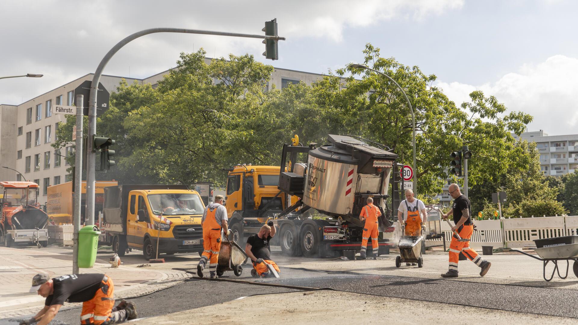 Der Asphalt wird aufgebracht.