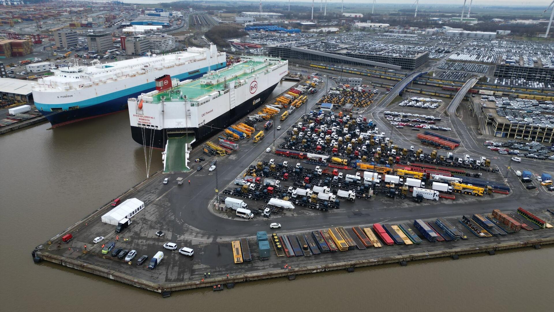 Der Autofrachter „BYD Explorer No.1“ liegt mit 3000 Neuwagen an Bord in Bremerhaven im Auto-Terminal der BLG (Aufnahme mit einer Drohne).