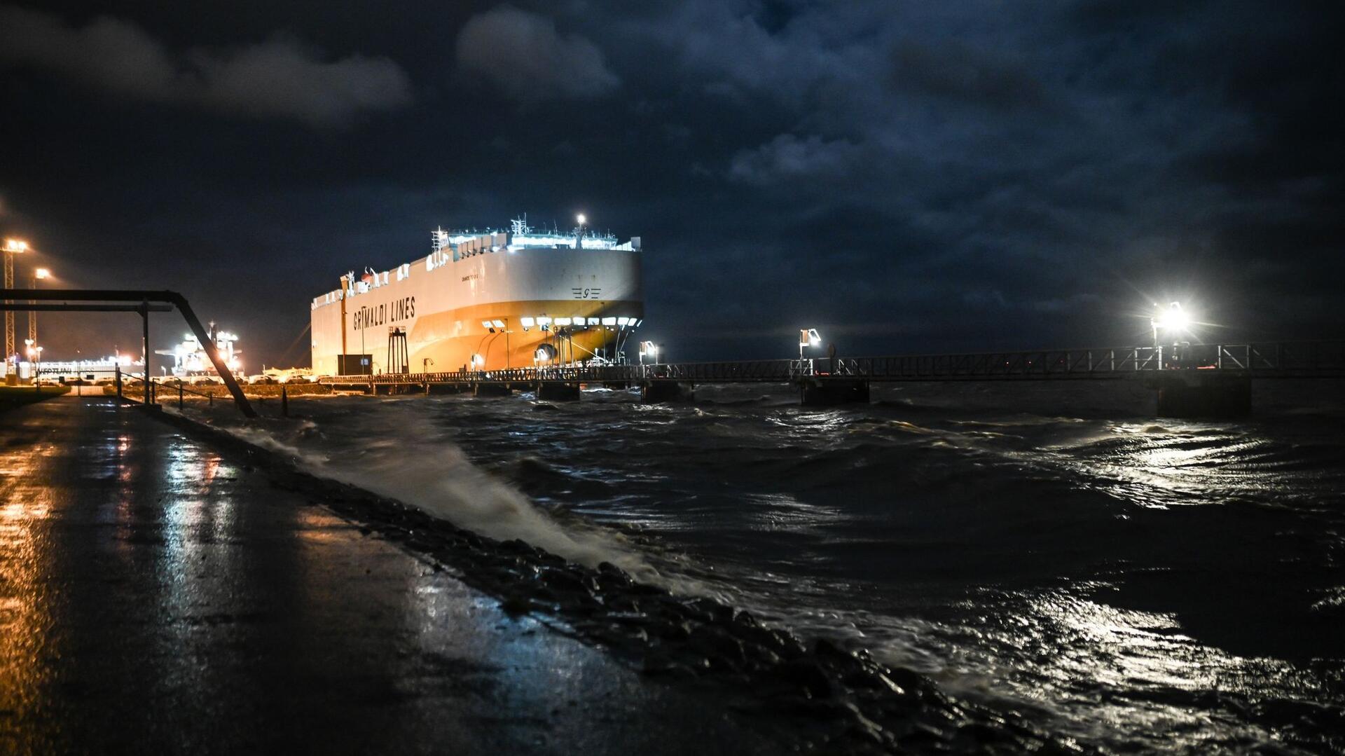 Der Autofrachter „Grande Texas“ liegt bei starken Seegang und Wind am Außenanleger im Hafen von Emden.