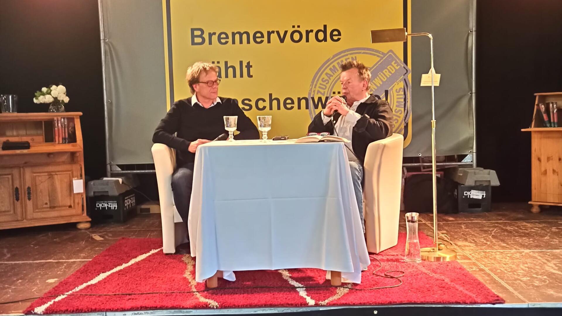 Der Autor Hendrik Cremer im Gespräch mit Moderator Peter Bergholz.